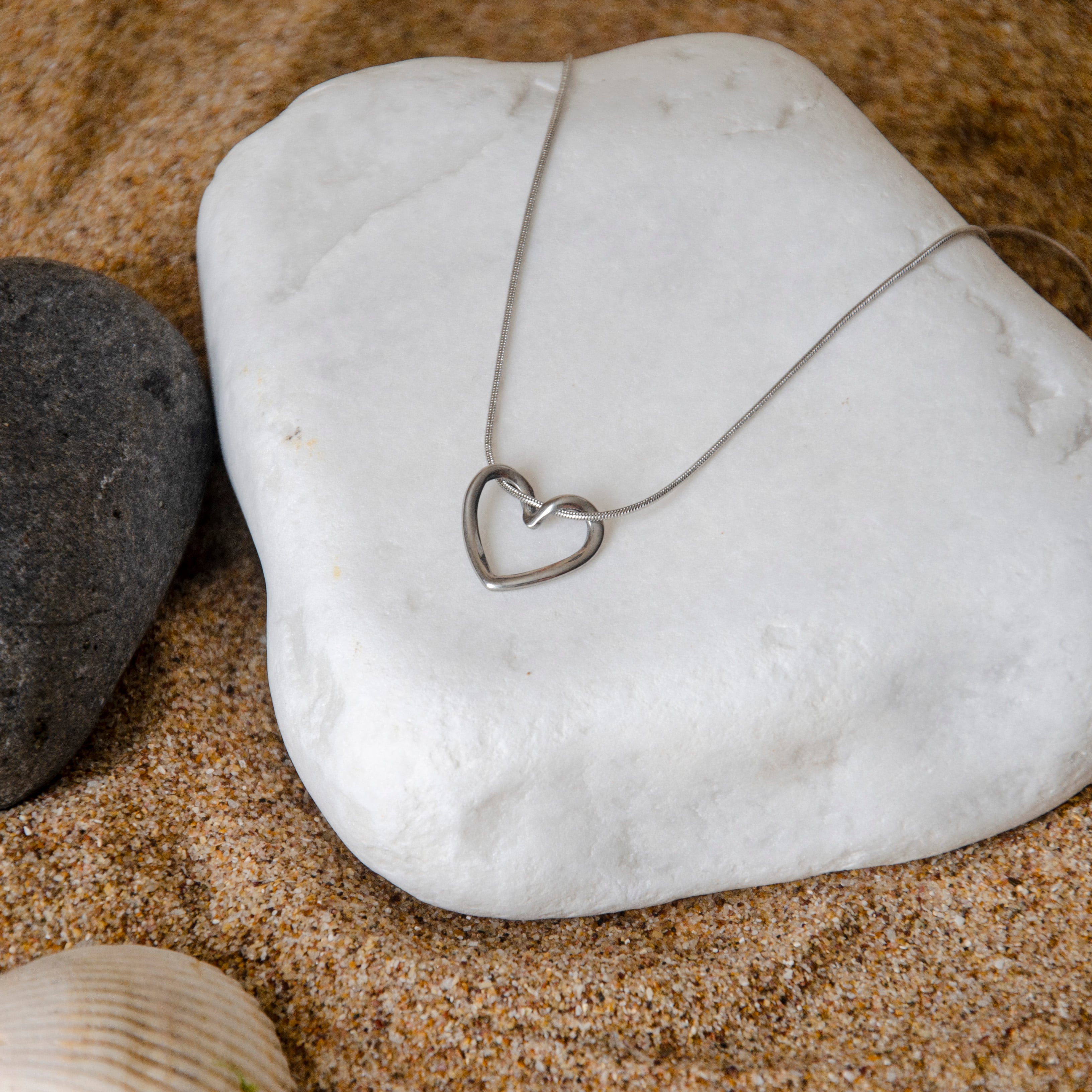 Kalp Figürlü Gümüş Tonu Çelik Kolye