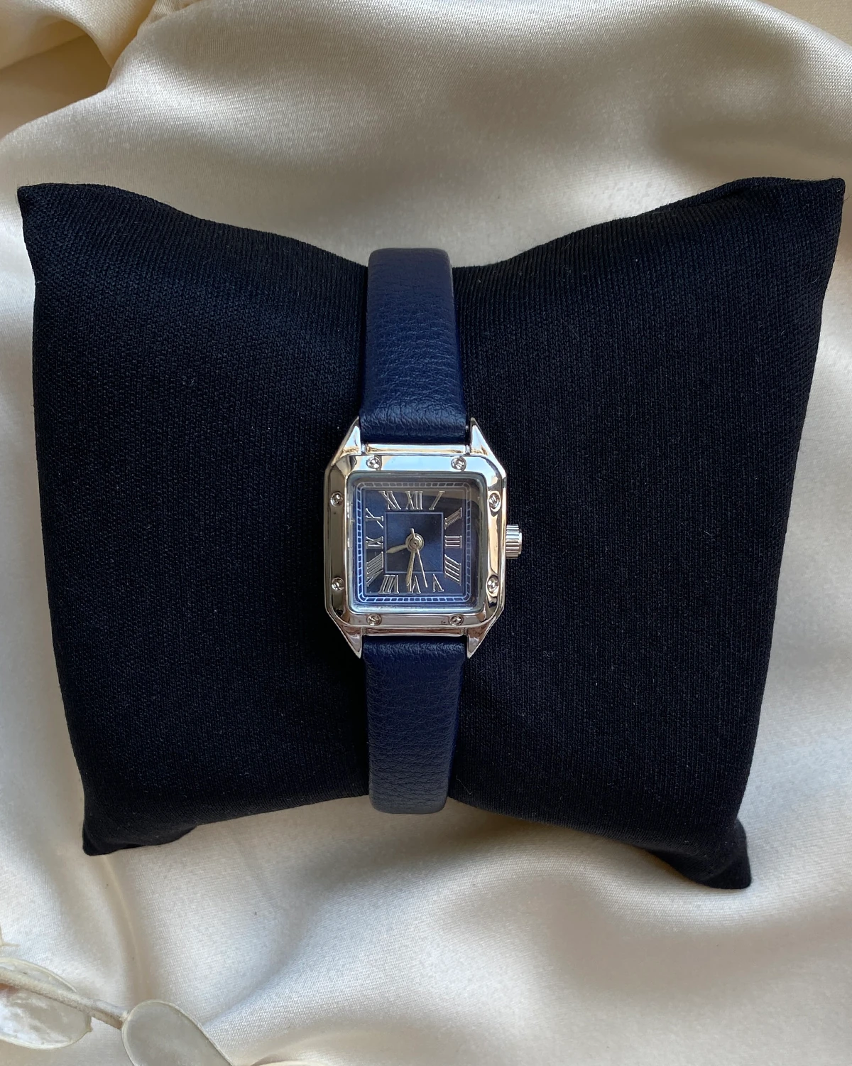 Gümüş Rengi Romen Rakamlı Lacivert Deri Kordon Kadın Saati