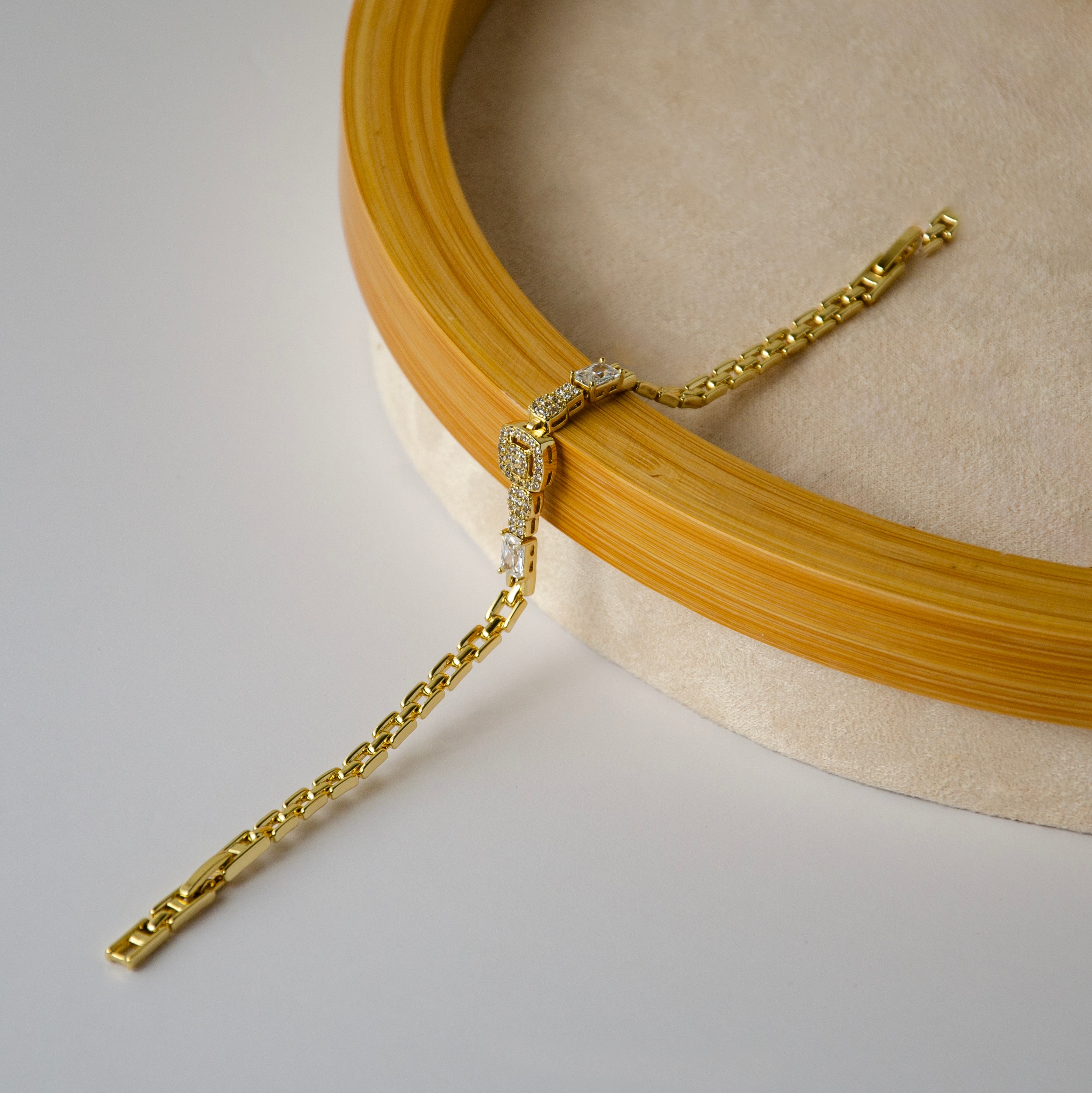 Xuping Altın Kaplama Baget ve Pırlanta Kesim Taşlı Zincir Bileklik - Işıltılı ve Modern