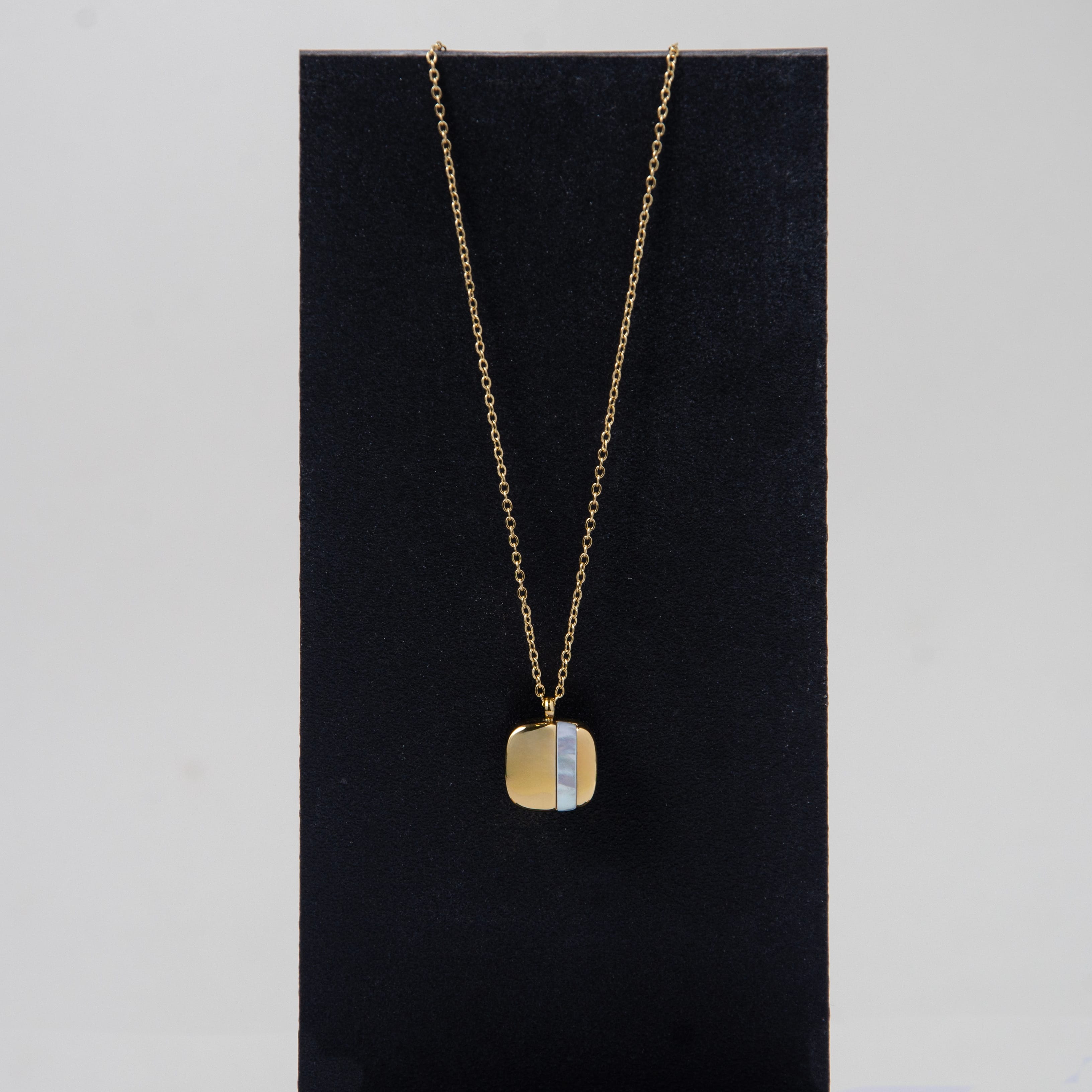 Çelik Altın Tonu Kare ve Sedef Detaylı Kolye