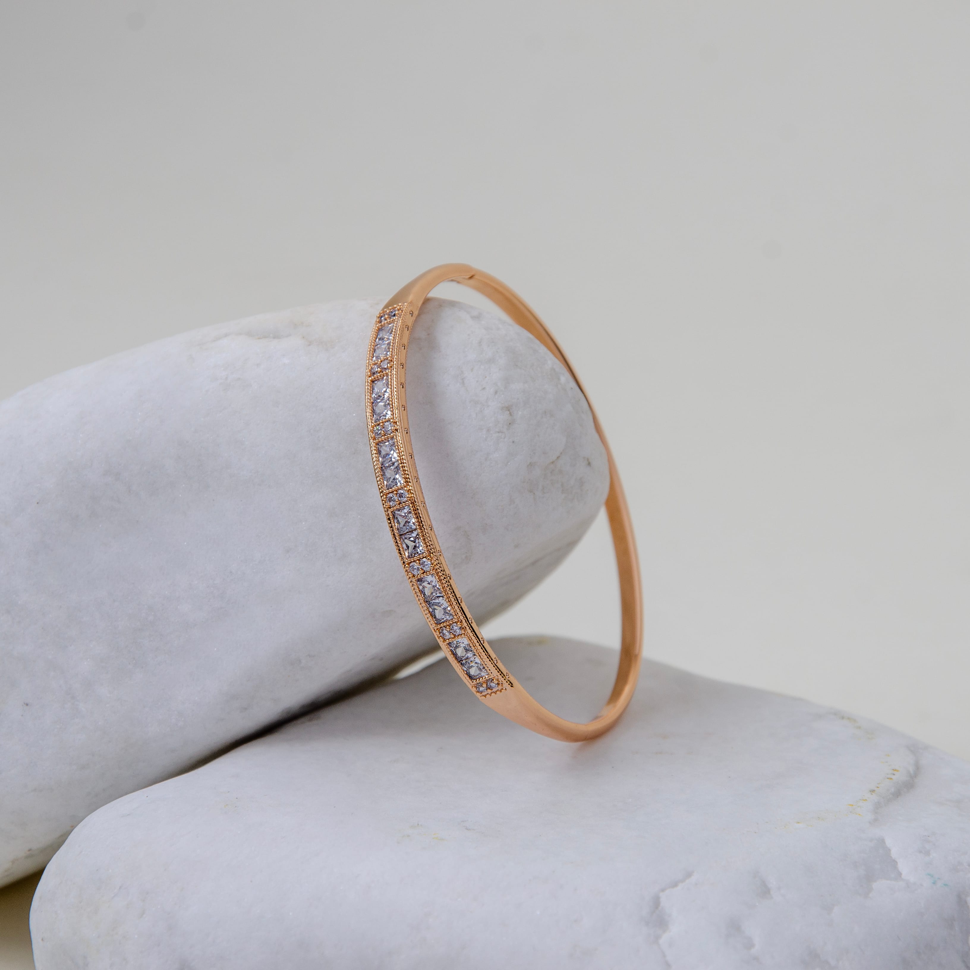 Xuping Rose Baget Taşlı Kelepçe Bileklik - Zarif ve İddialı