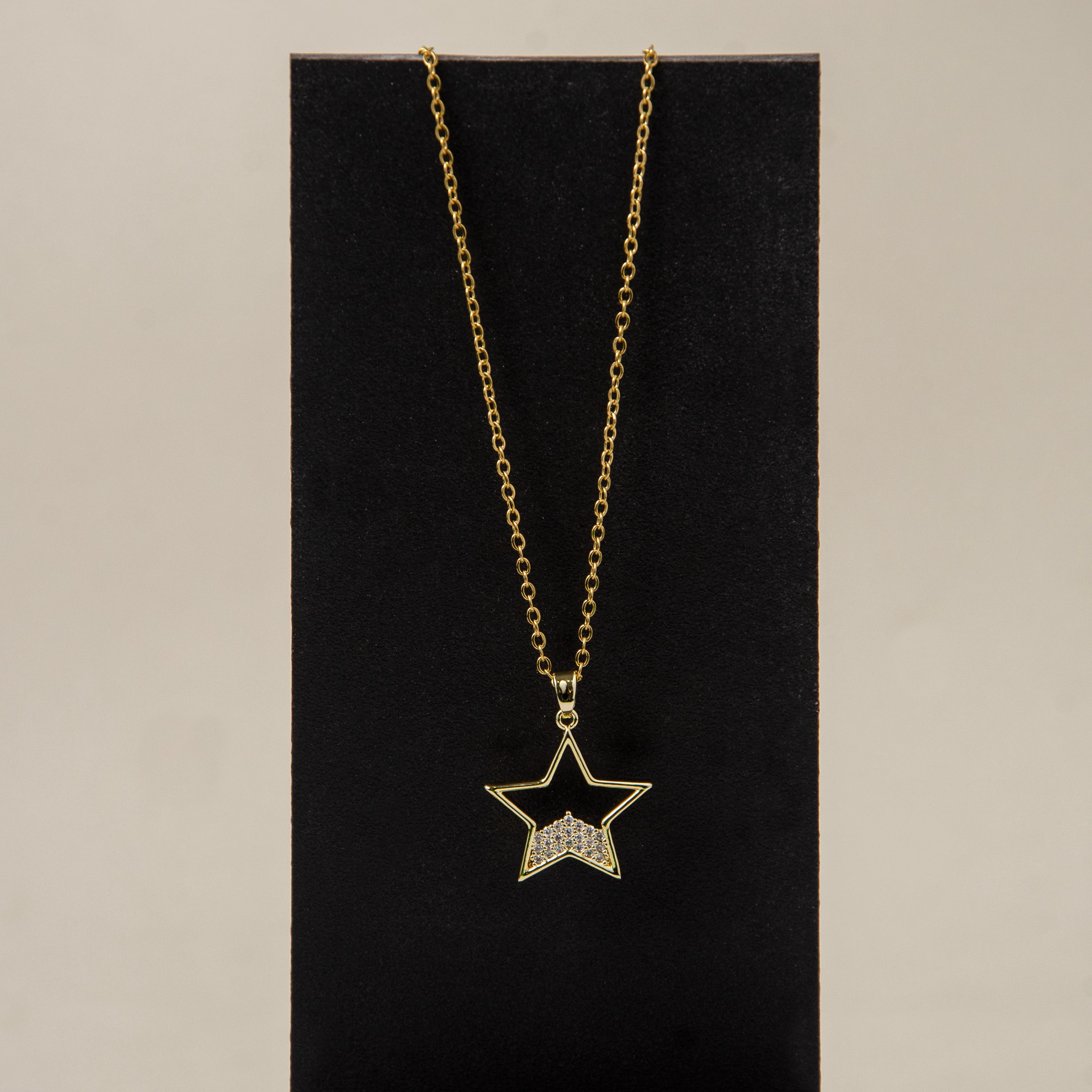 Çelik Yıldız Kolye - Işıltılı ve Şık Bir Dokunuş