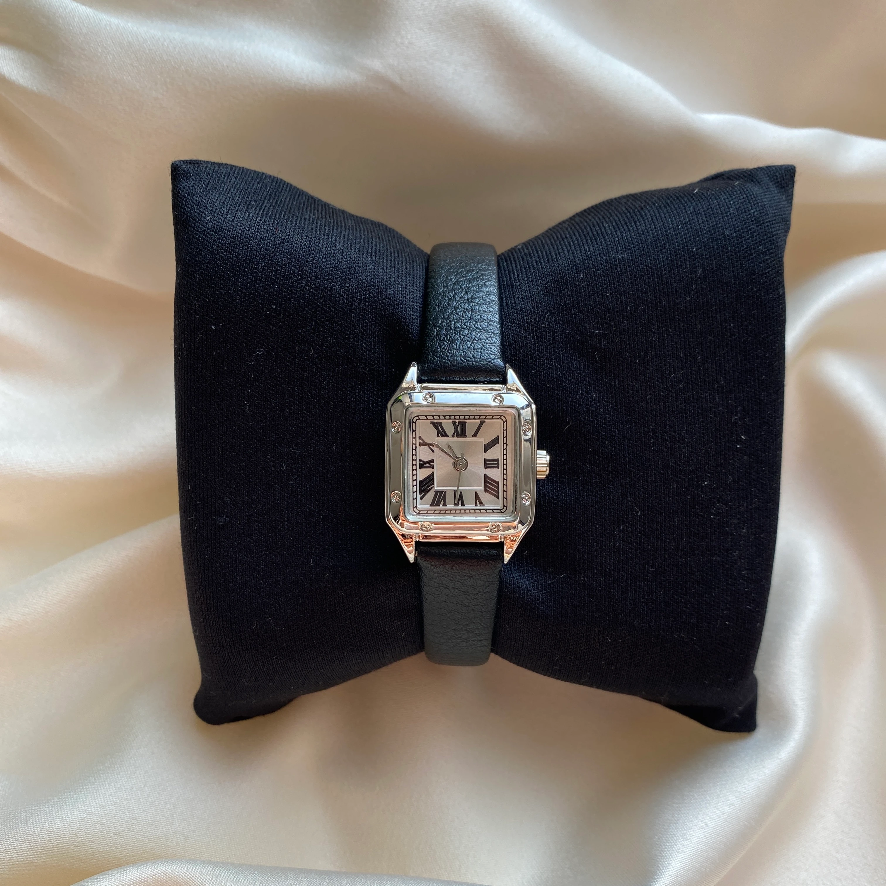 Gümüş Rengi Romen Rakamlı Siyah Deri Kordon Kadın Saati