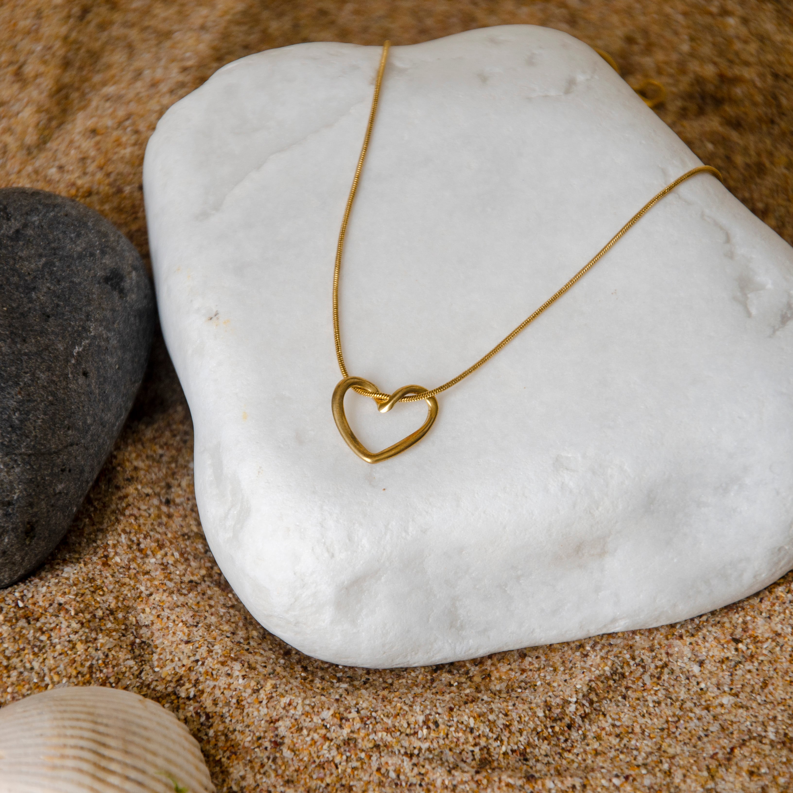 Kalp Figürlü Altın Tonu Çelik Kolye