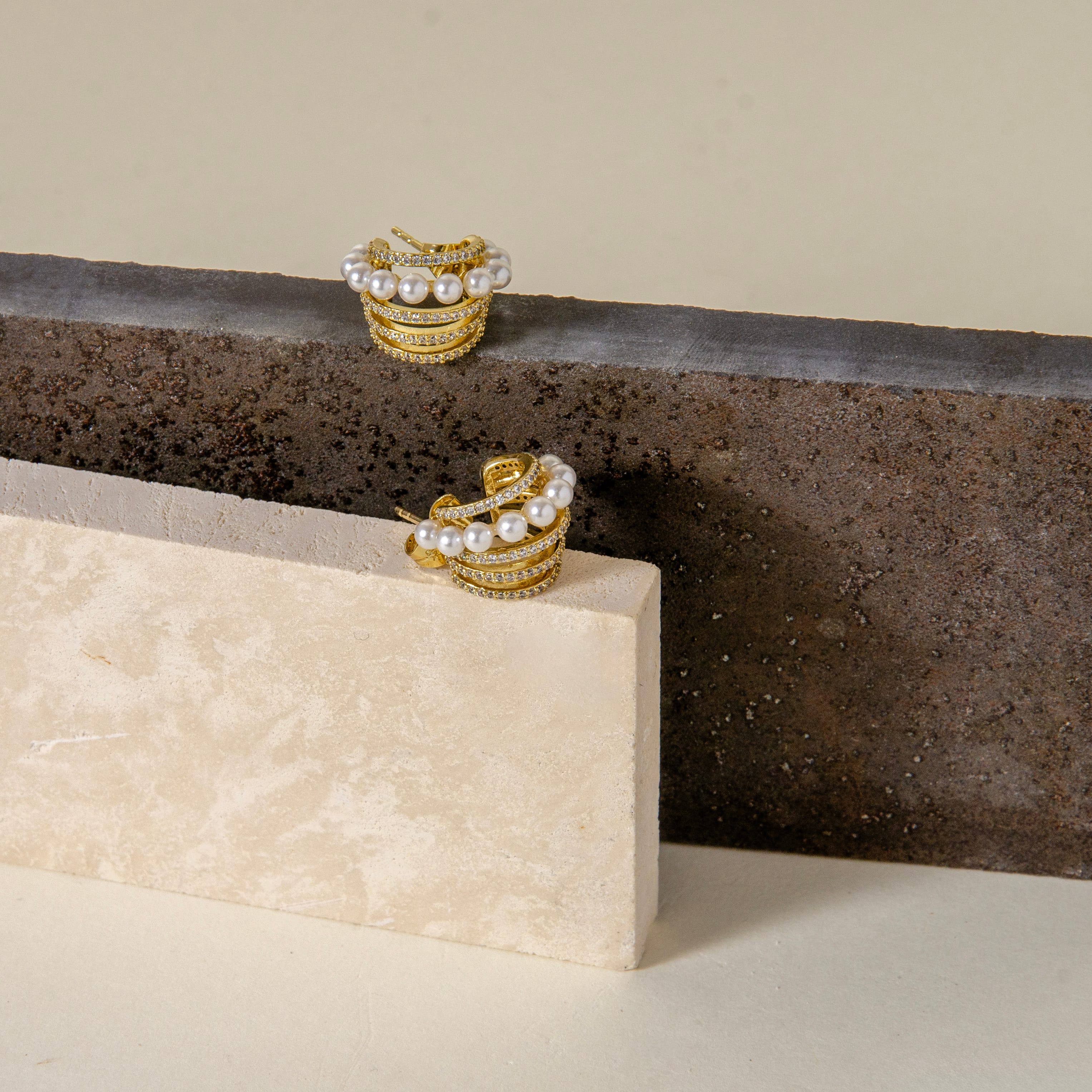 Xuping Altın Kaplama İncili ve Taşlı Çok Sıralı Ear Cuff Küpe - Görkemli ve Modern