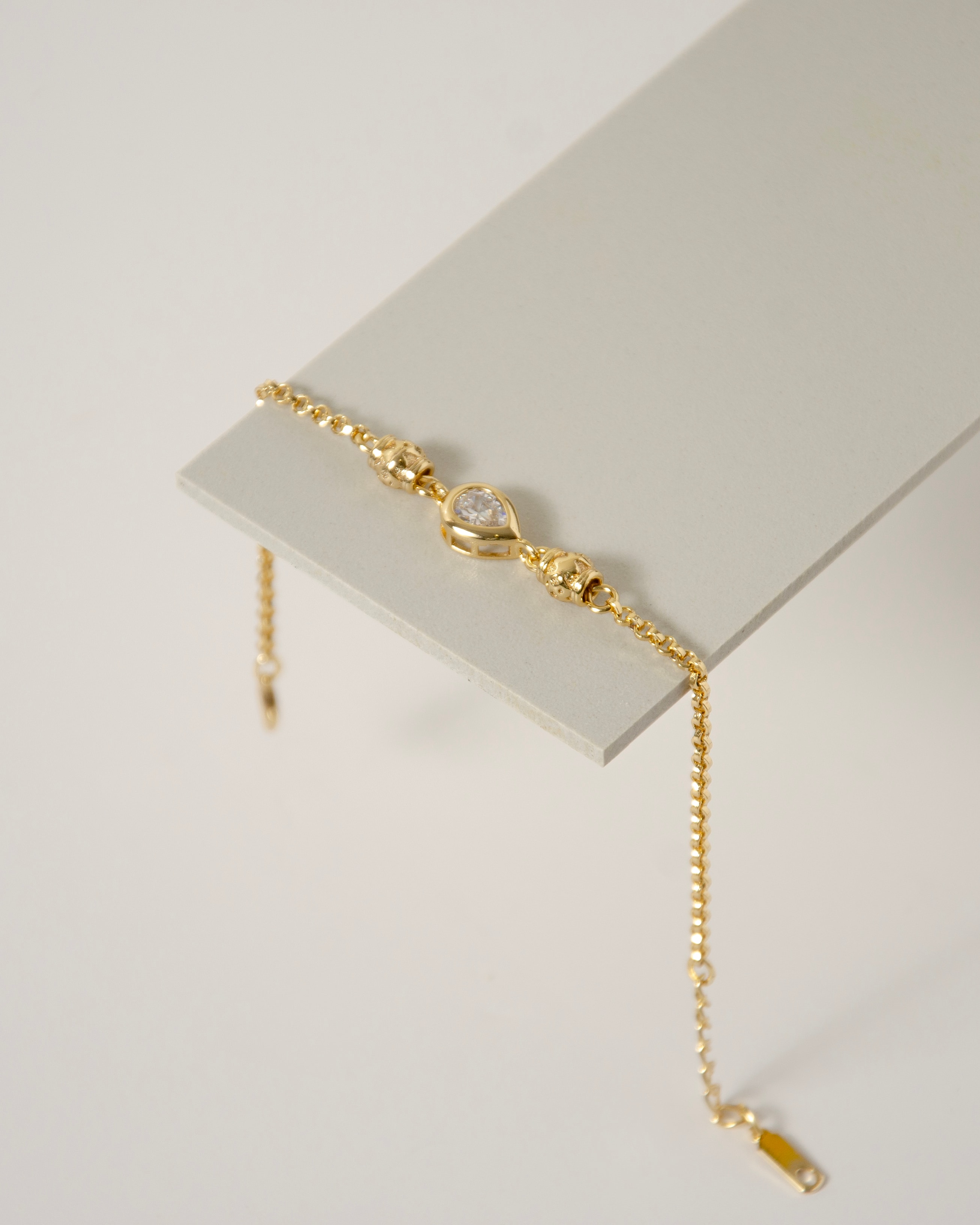 Xuping Altın Kaplama Damla Taşlı İnce Bileklik - Narin ve Işıltılı