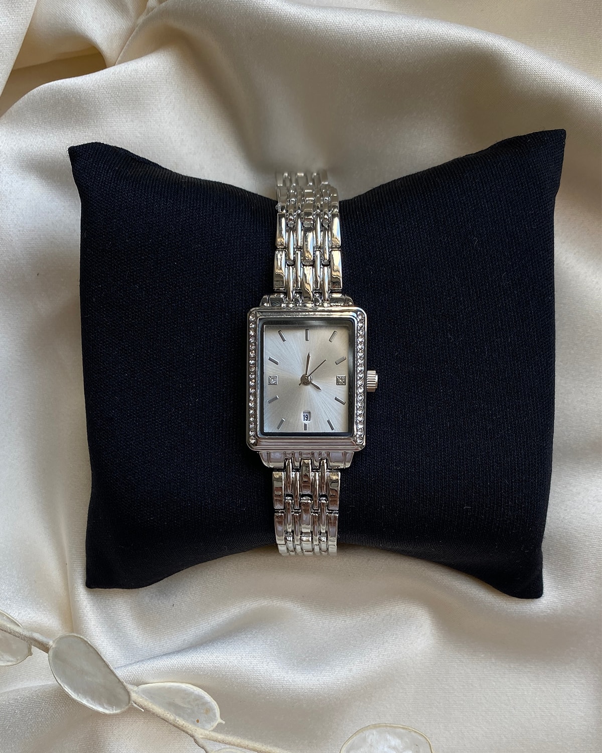 Gümüş Renk Taş Detaylı Takvimli Dikdörtgen Kadın Saati