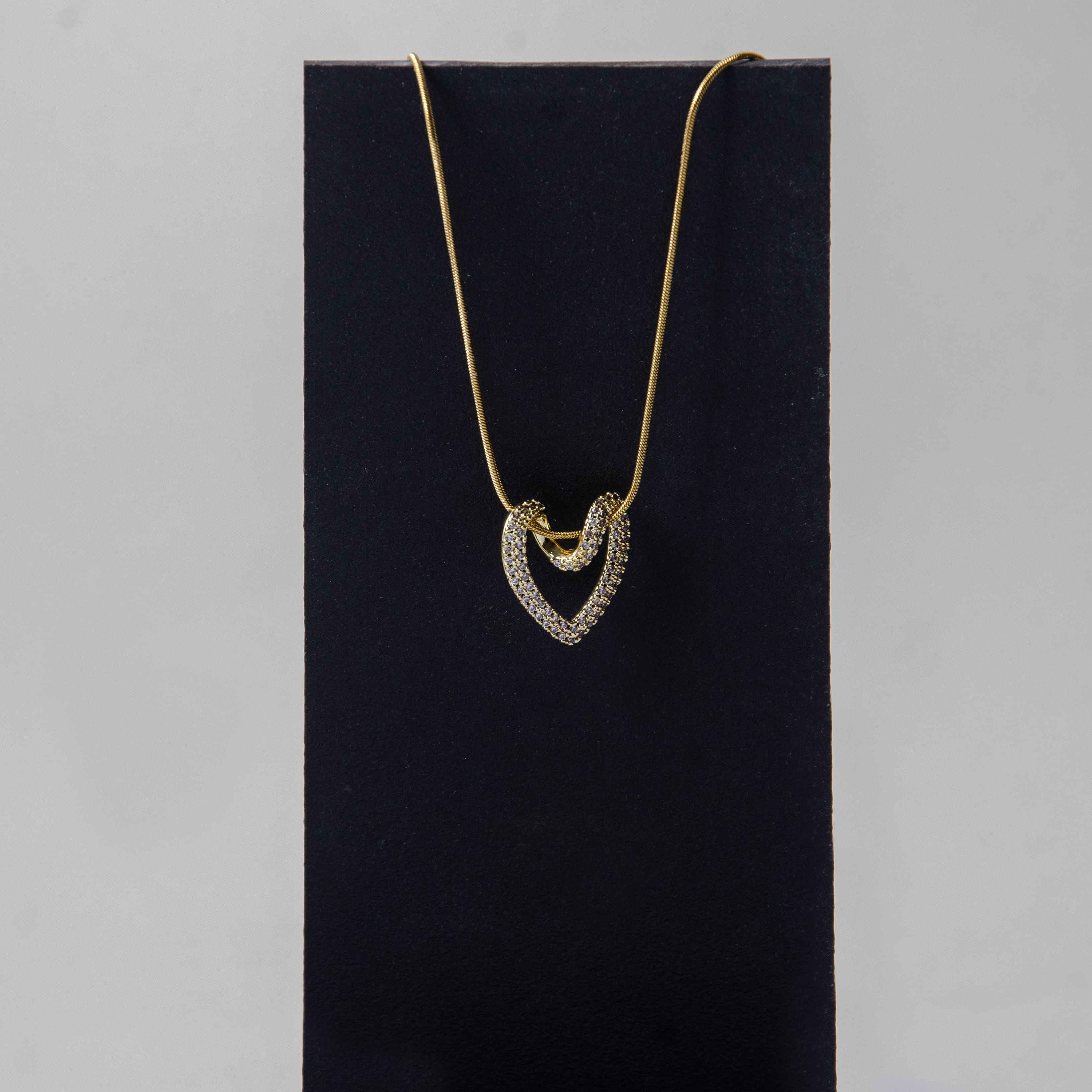 Çelik Kalp ve Taşlı Kolye - Aşkın Işıltılı Sembolü