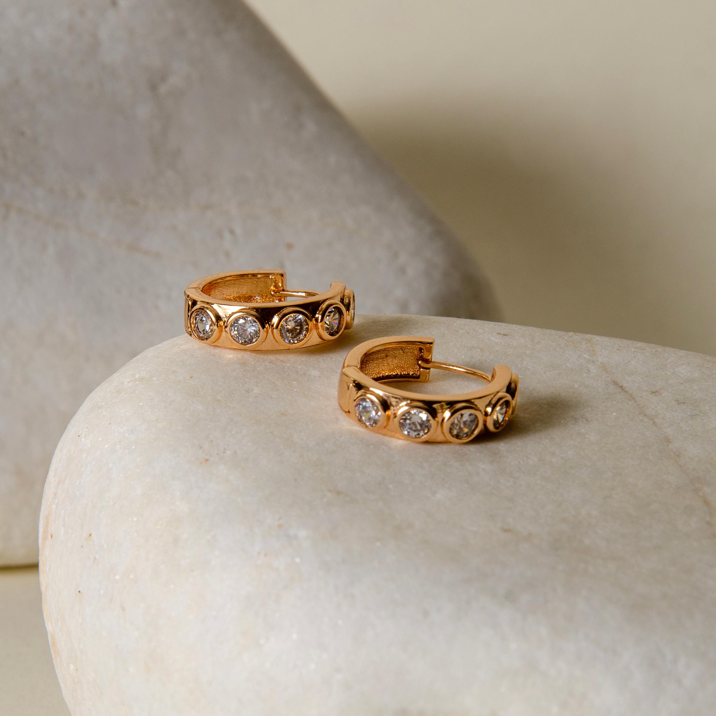 Xuping Rose Gold Tonu Bezel Sıra Taşlı Halka Küpe - Klasik ve Lüks Işıltı