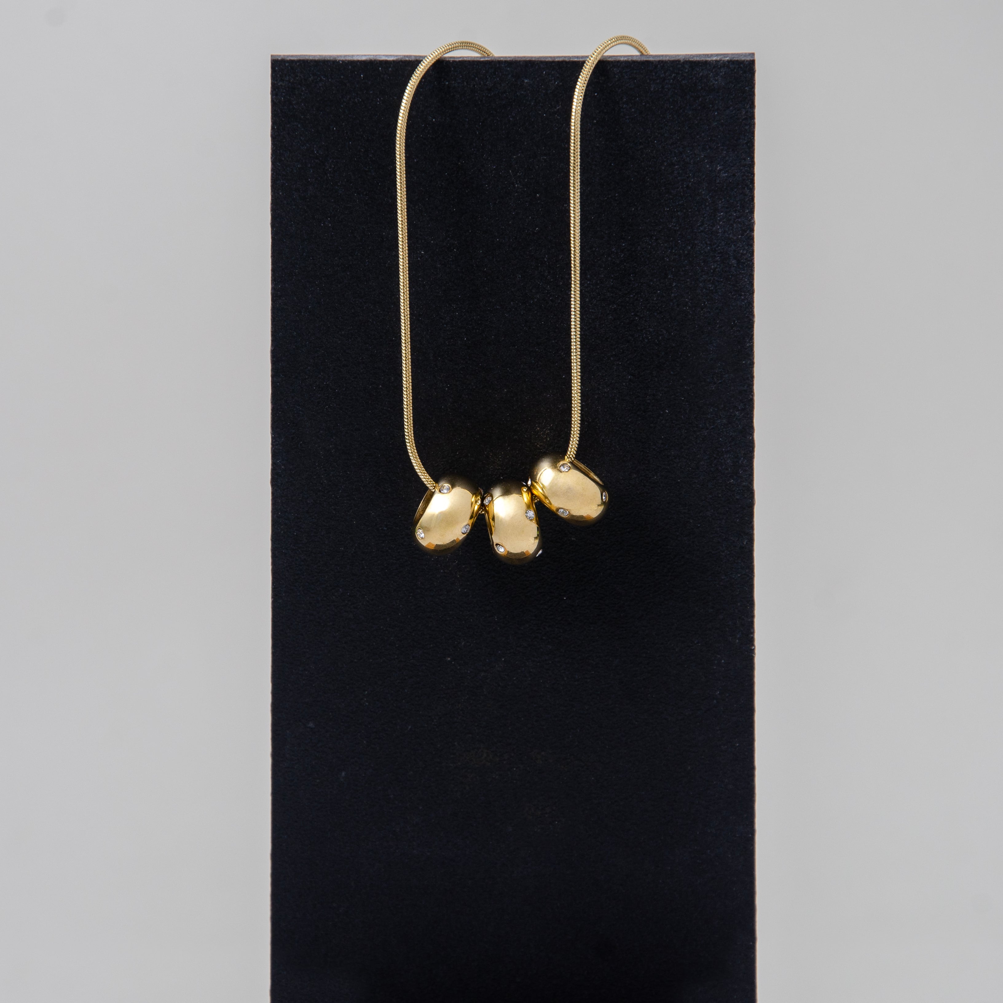 Çelik Taş Detaylı Üçlü Organik Form Kolye - Işıltılı ve Modern Duruş