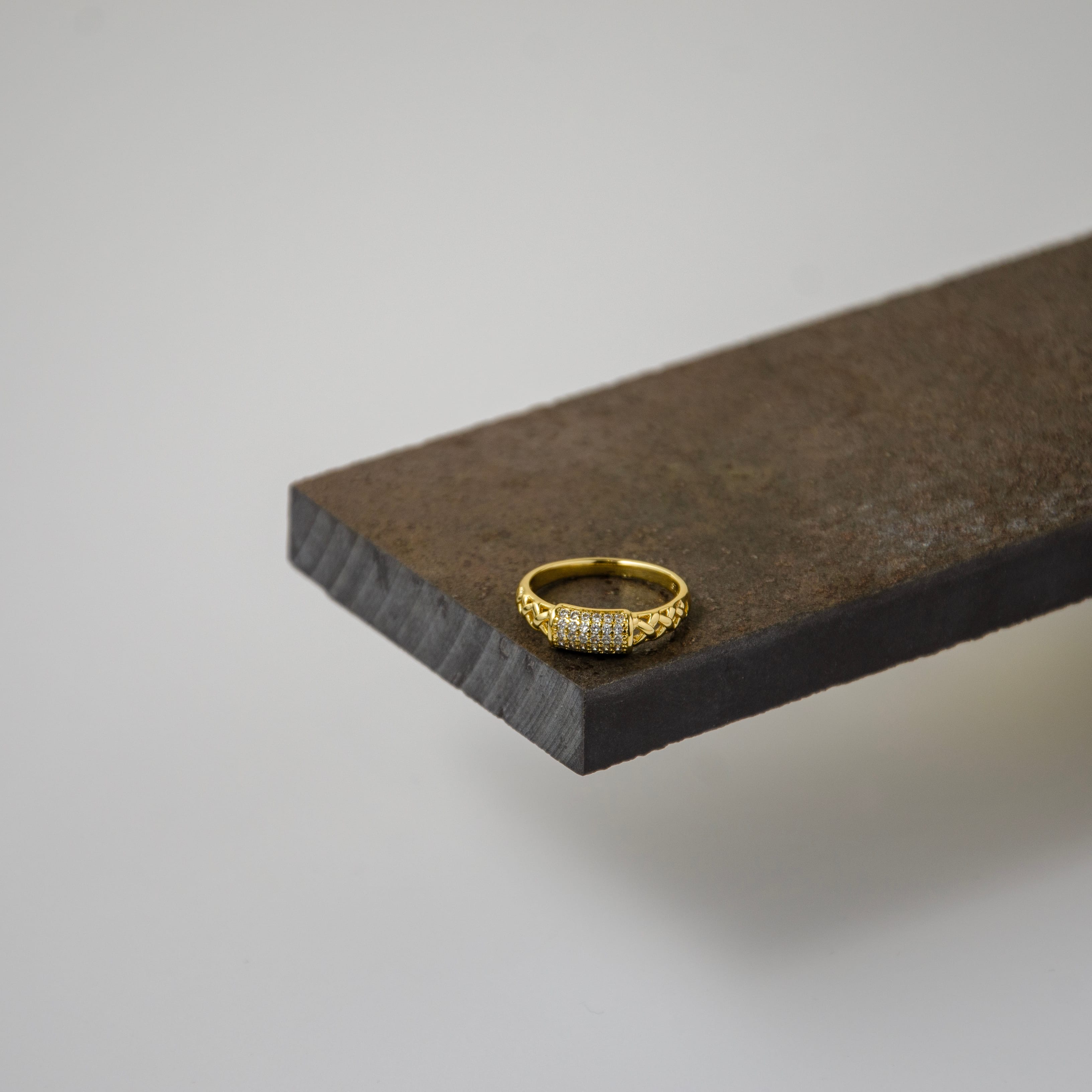 Xuping Örgü Desenli Orta Taşlı Yüzük - Geometrik Şıklık