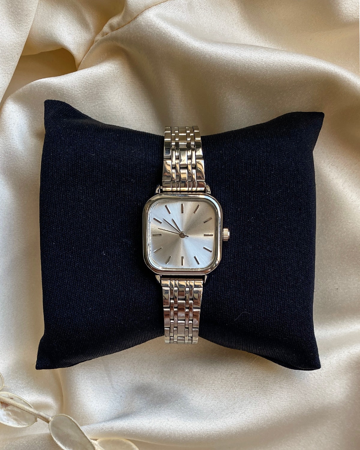 Gümüş Renk Kare Kasa Kadın Saati