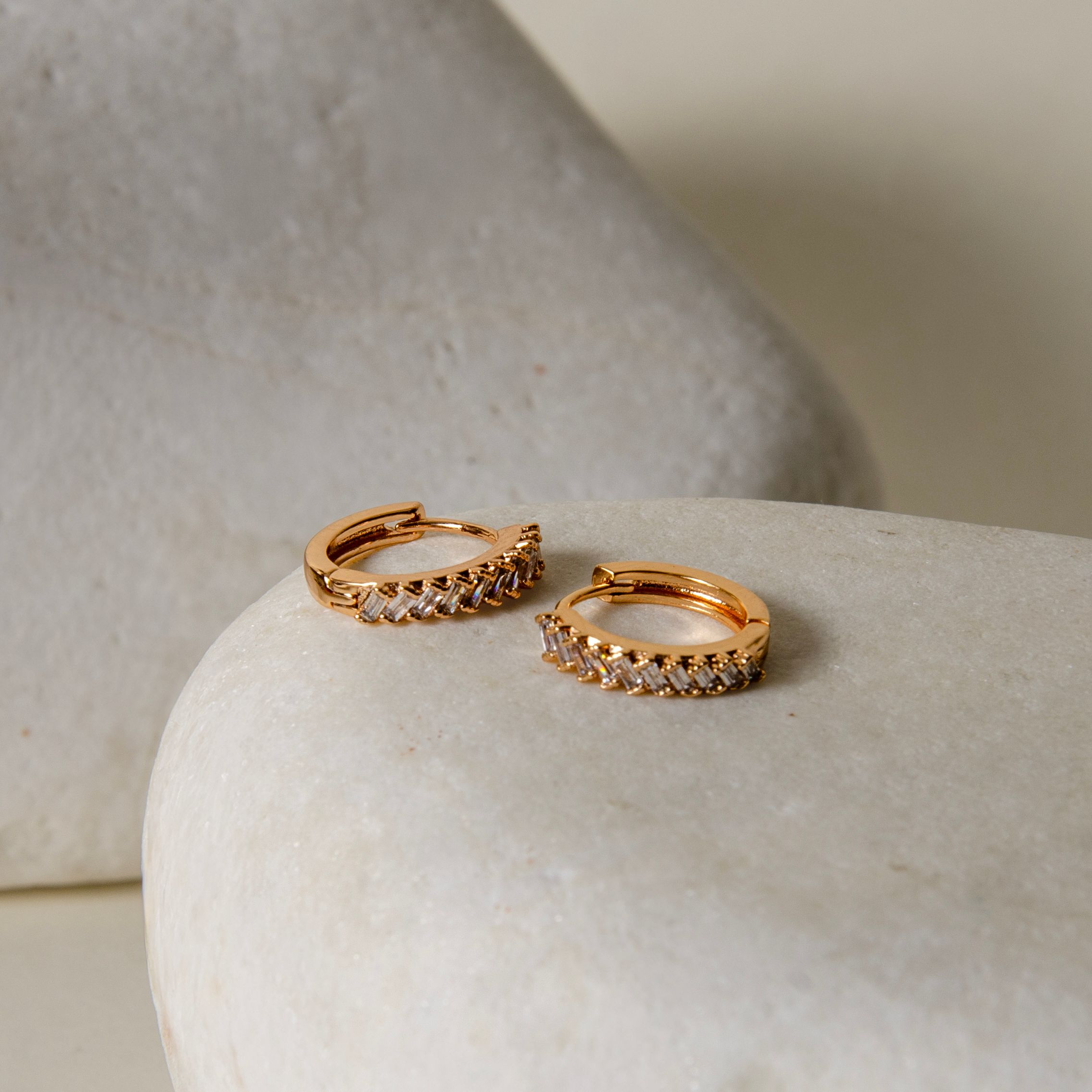 Xuping Rose Gold Tonu Baget Sıra Taşlı Halka Küpe - Göz Kamaştıran Işıltı