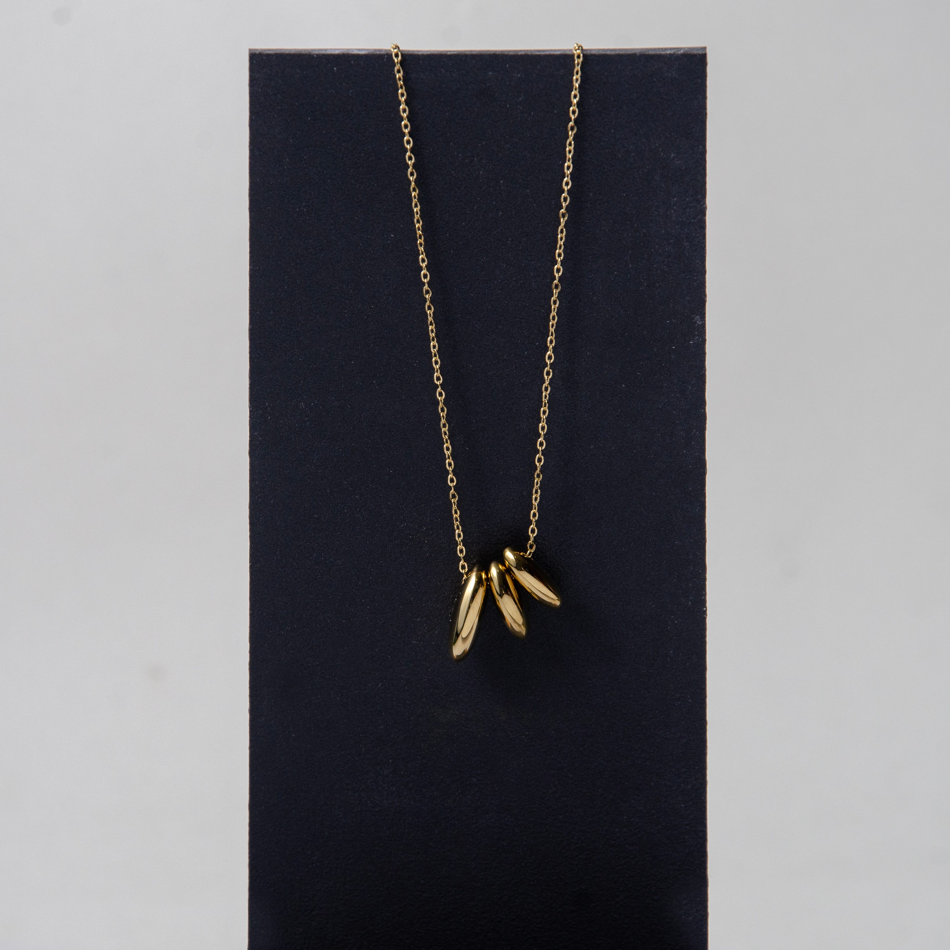 Çelik Üçlü Damla Formlu Kolye - Modern ve Şık Duruş