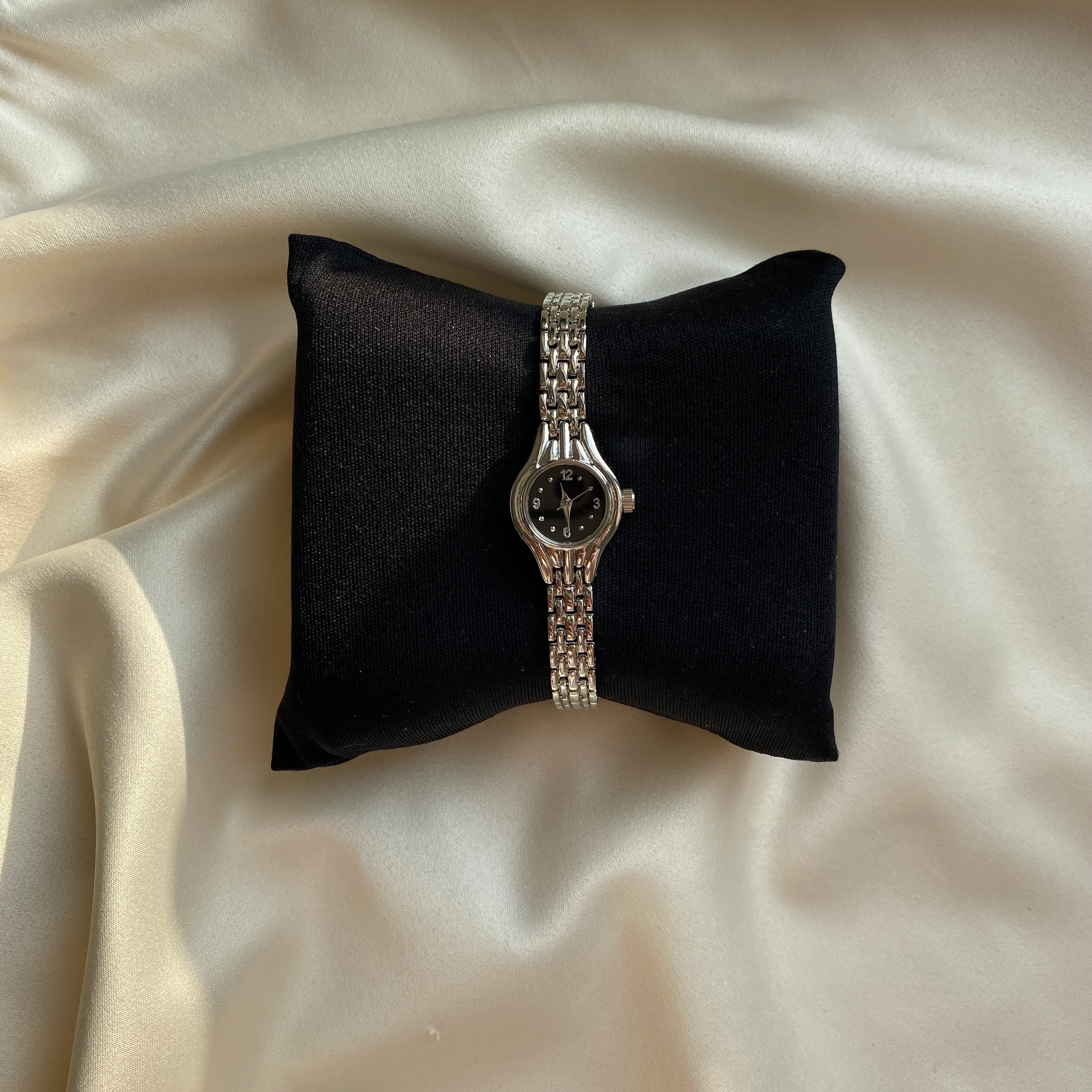 Siyah Kadran Gümüş Boncuk Kordon Detaylı Kadın Saati