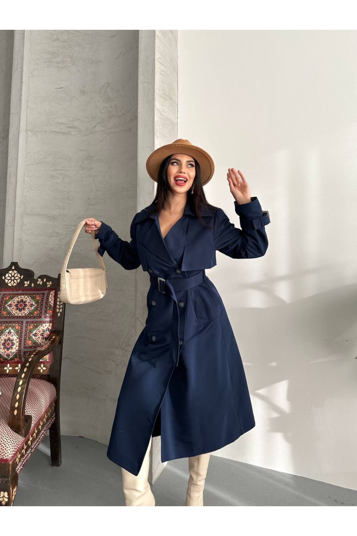 Kemer Detaylı Çift Düğmeli Trençkot