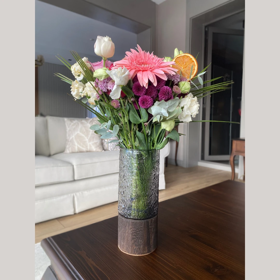 Buzlu Cam ve Ahşap Altlıklı Dekoratif Vazo – Modern Ev Dekorasyonu İçin Şık Tasarım