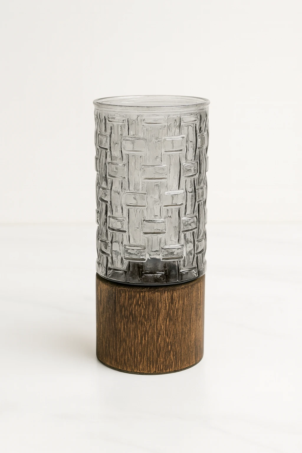 Kare Desenli Cam ve Ahşap Altlıklı Dekoratif Vazo – Modern Ev Aksesuarı