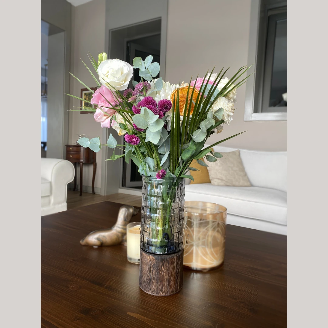 Kare Desenli Cam ve Ahşap Altlıklı Dekoratif Vazo – Modern Ev Aksesuarı