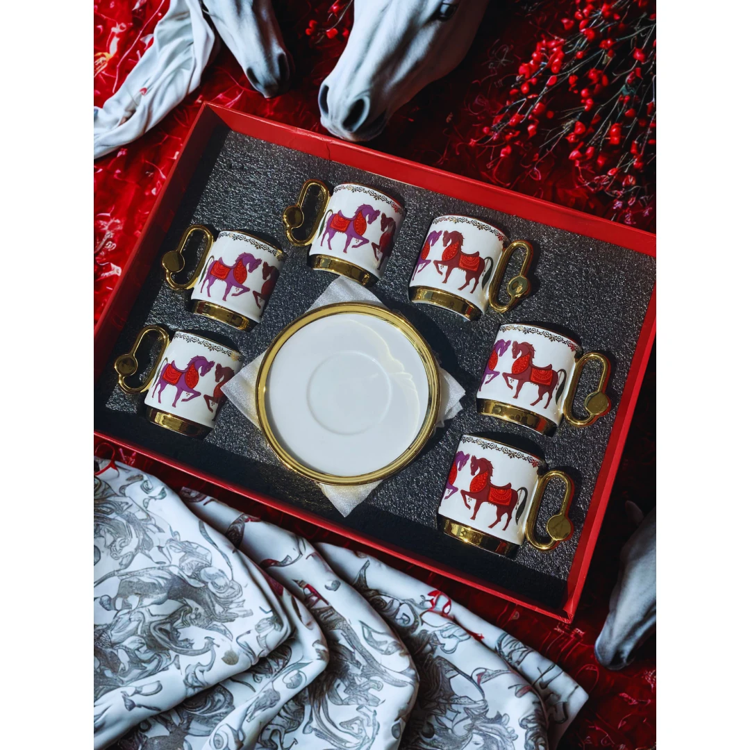 6 Kişilik Çift At Figürlü Porselen Kahve Fincan Takımı - Beyaz ve Altın Detaylı Şık Set