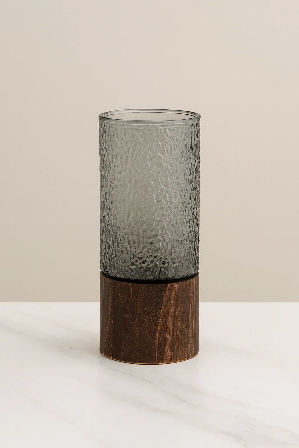 Buzlu Cam ve Ahşap Altlıklı Dekoratif Vazo – Modern Ev Dekorasyonu İçin Şık Tasarım