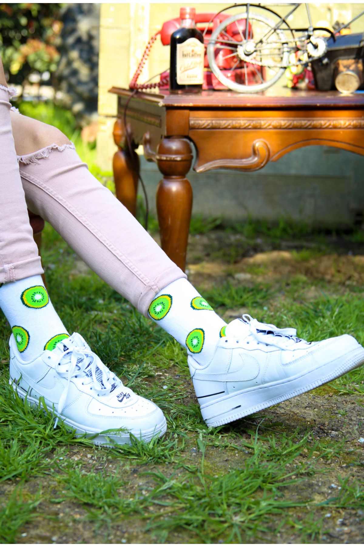 Beyaz Kivi Desenli Renkli Soket Çorap