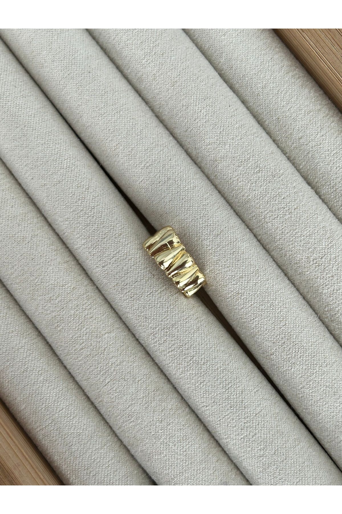 Gold Kendinden Desenli Kıkırdak Küpe Earcuff