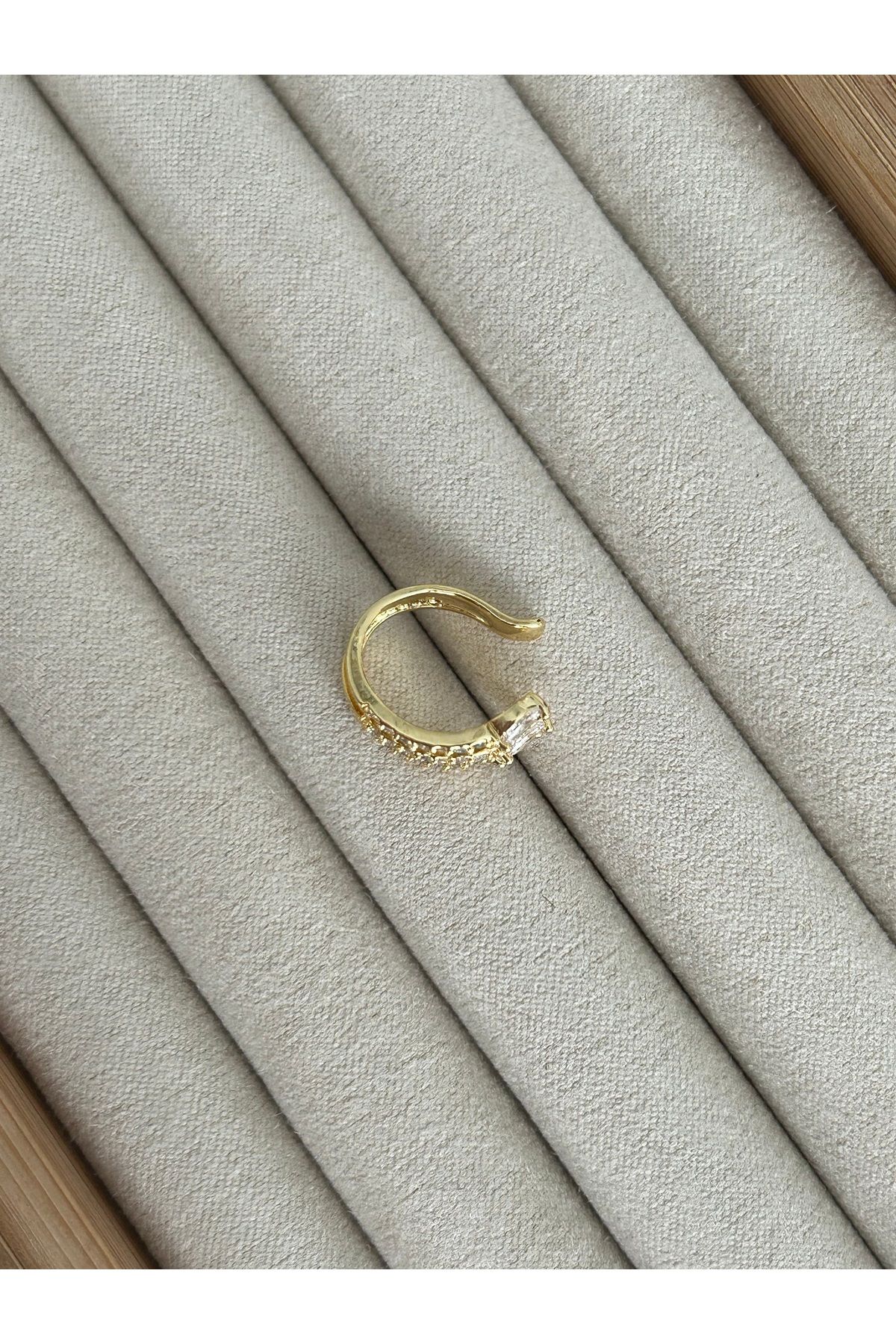 Üç Sıra Ok Gold Taşlı Kıkırdak Küpe Earcuff