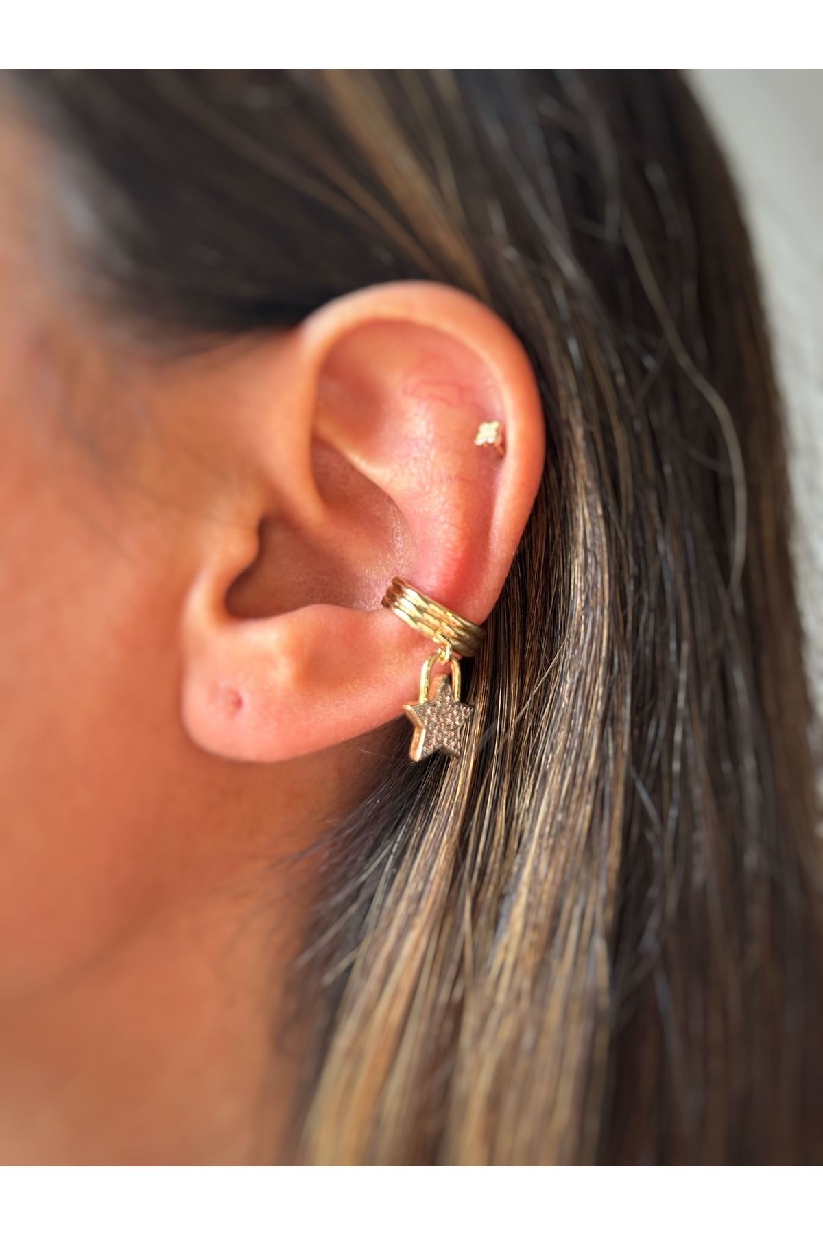 Gold Sallantılı Yıldızlı Taşlı Kıkırdak Küpe Earcuff