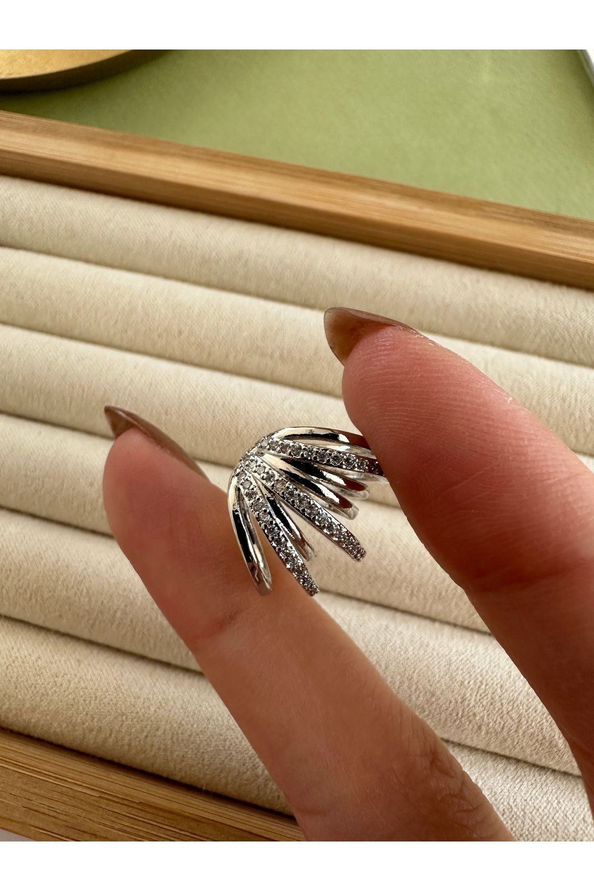Gold Çok Sıralı Taşlı Kıkırdak Küpe Earcuff