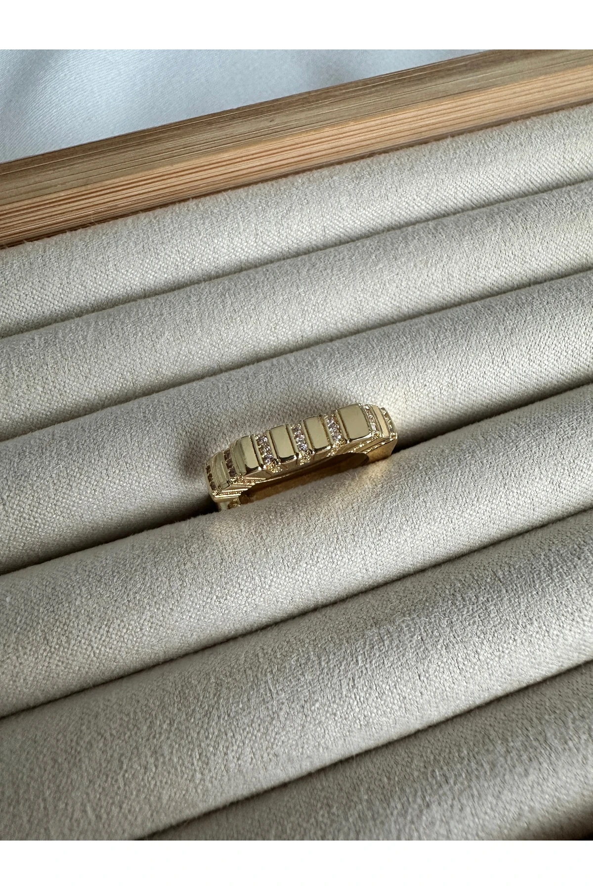 Marka Taşlı Kare Kıkırdak Küpe Earcuff