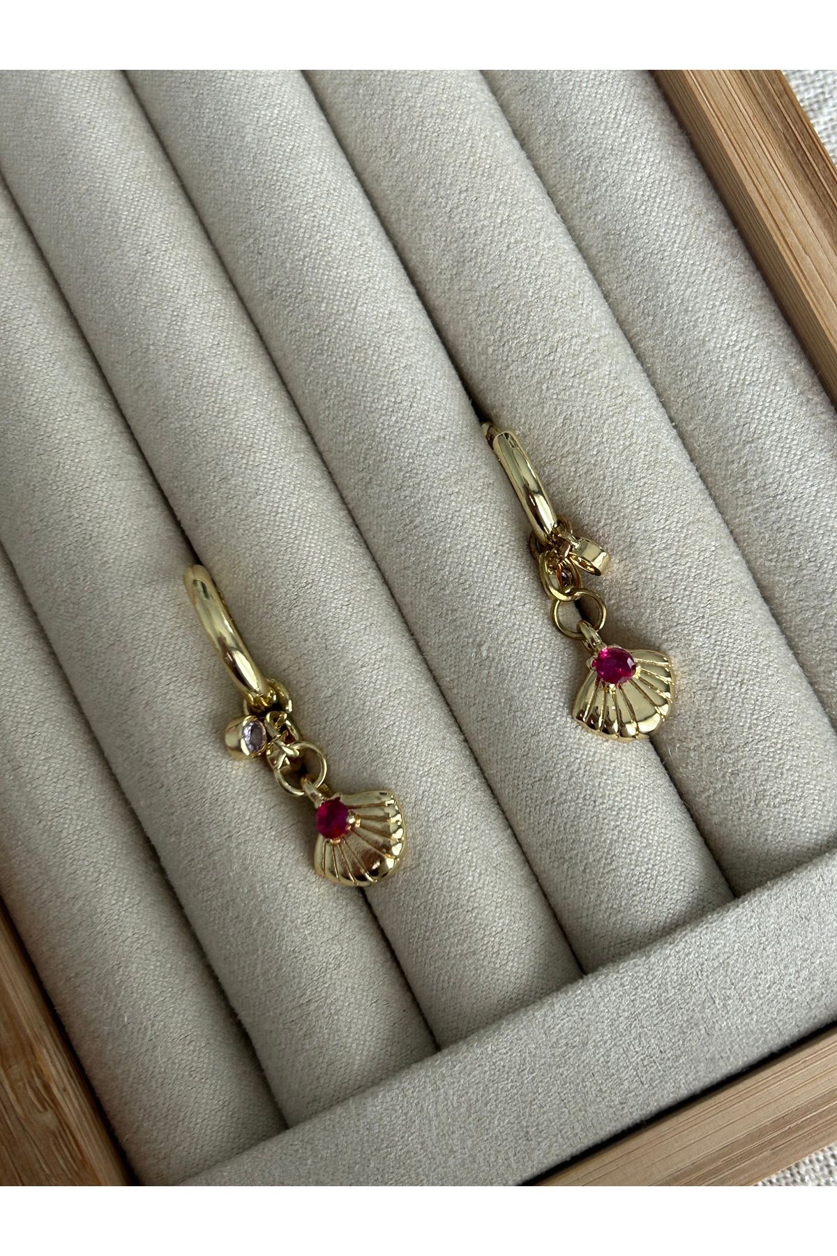 Fuşya Taşlı İstiridye Gold Küpe