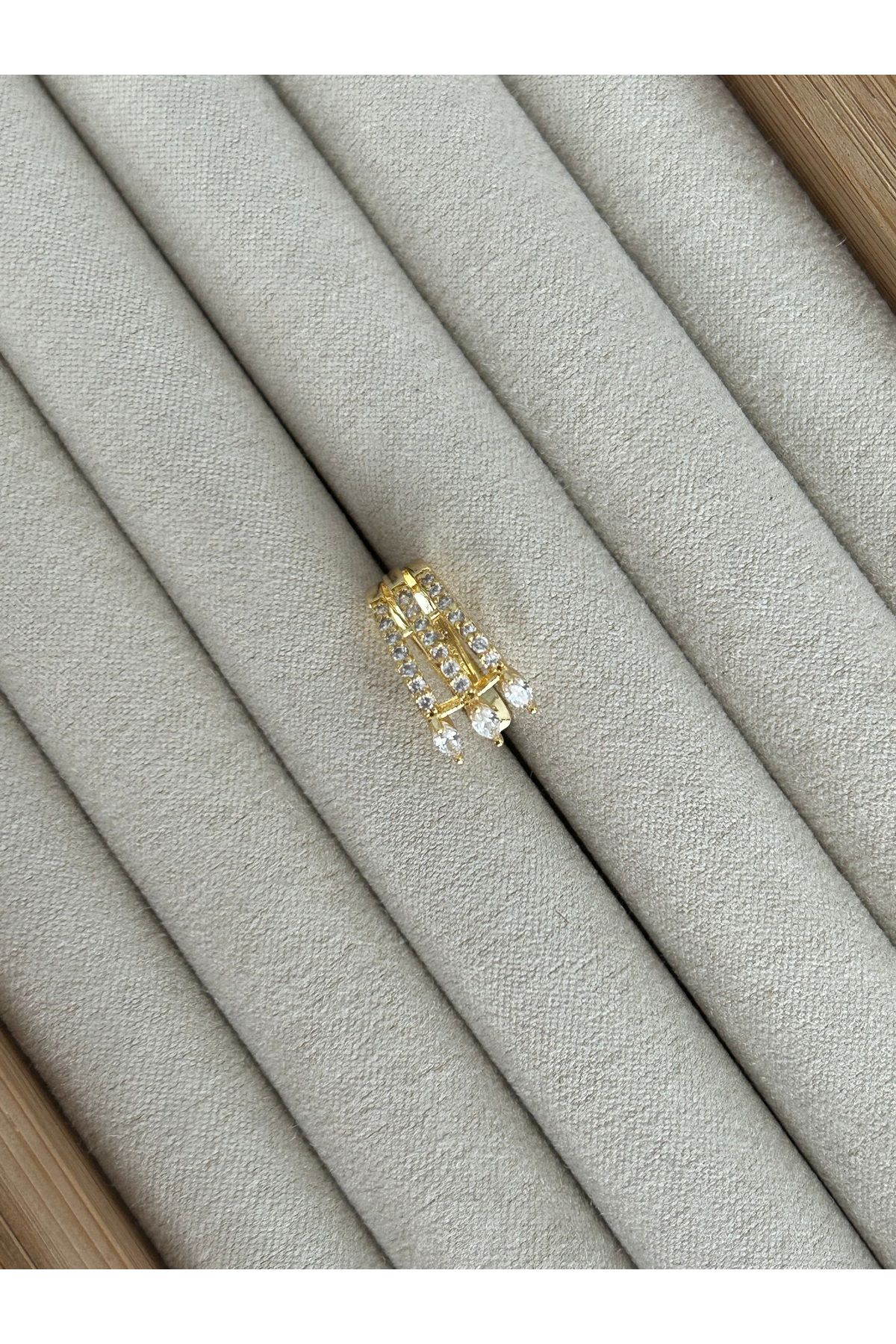 Üç Sıra Ok Gold Taşlı Kıkırdak Küpe Earcuff