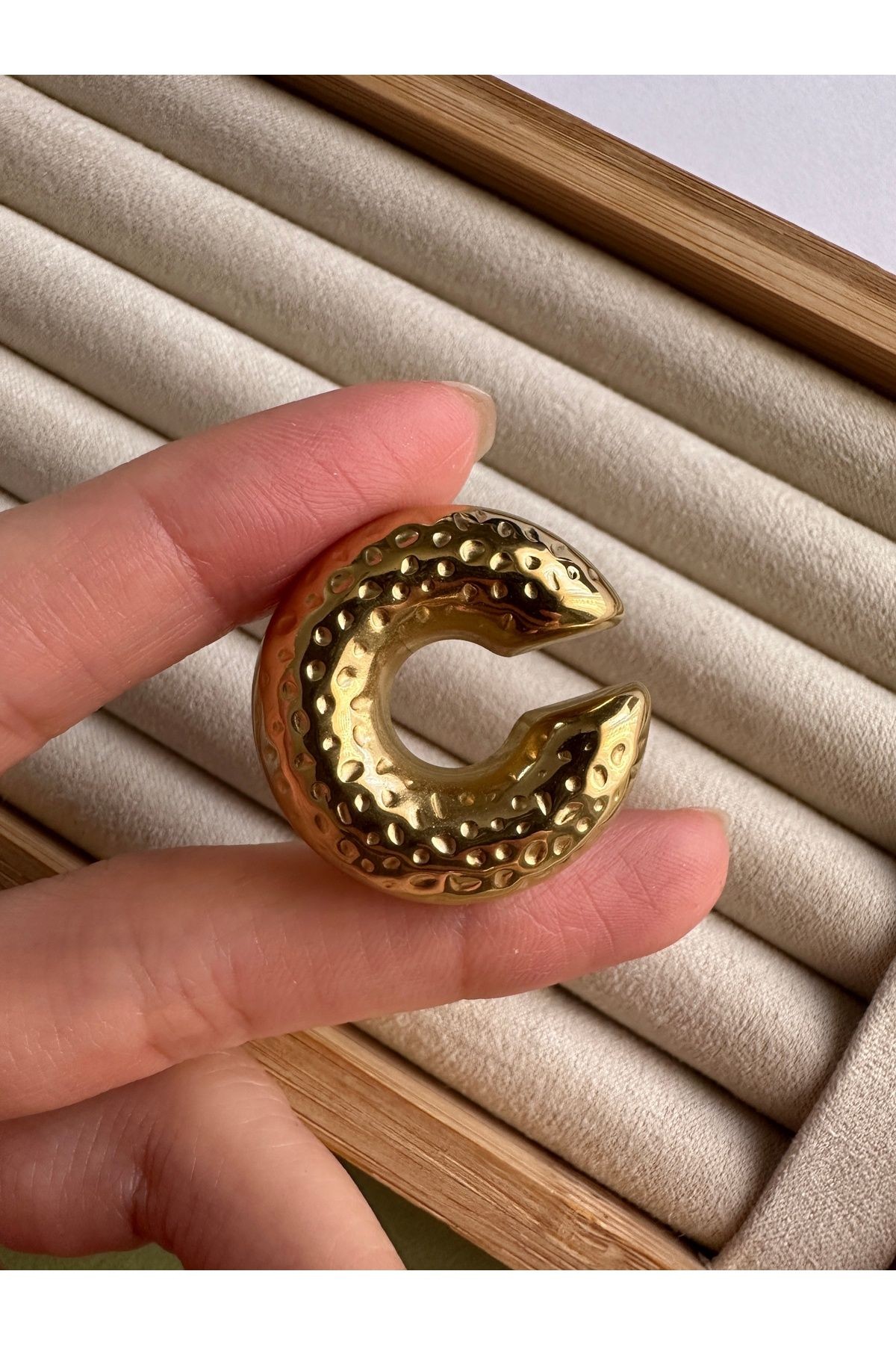 Gold Desenli Bombeli Çelik Kararmaz Paslanmaz Kıkırdak Küpe Earcuff