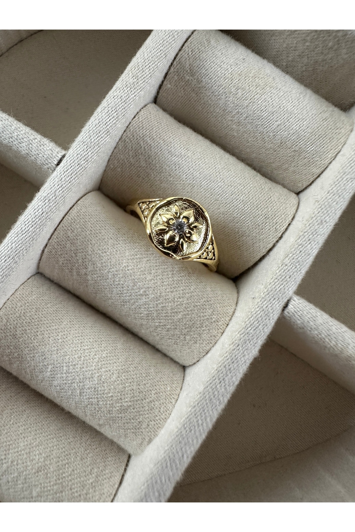 Gold Taşlı Vintage Çiçek Yüzük