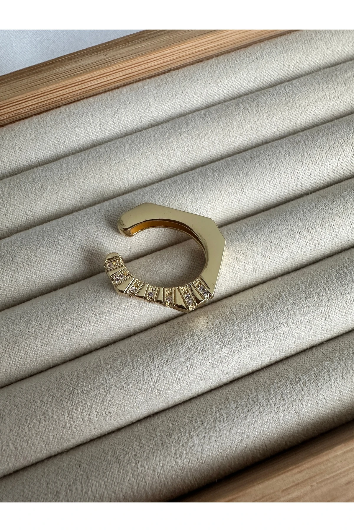 Marka Taşlı Kare Kıkırdak Küpe Earcuff