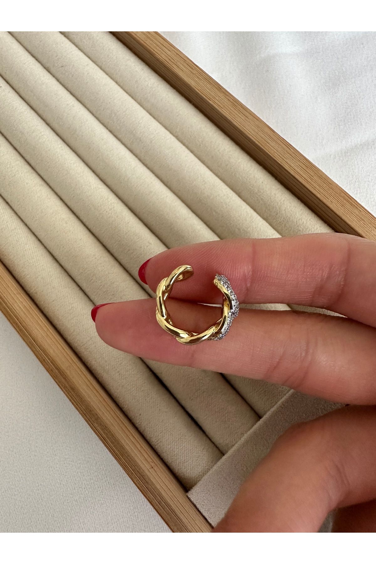 Gold Taşlı Zincir Kıkırdak Küpe Earcuff