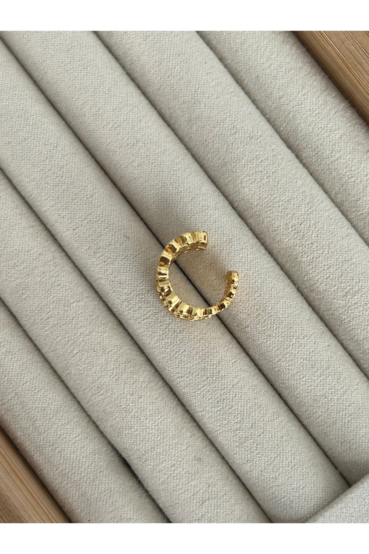 Gold Sıra Nokta Taşlı Kıkırdak Küpe Earcuff