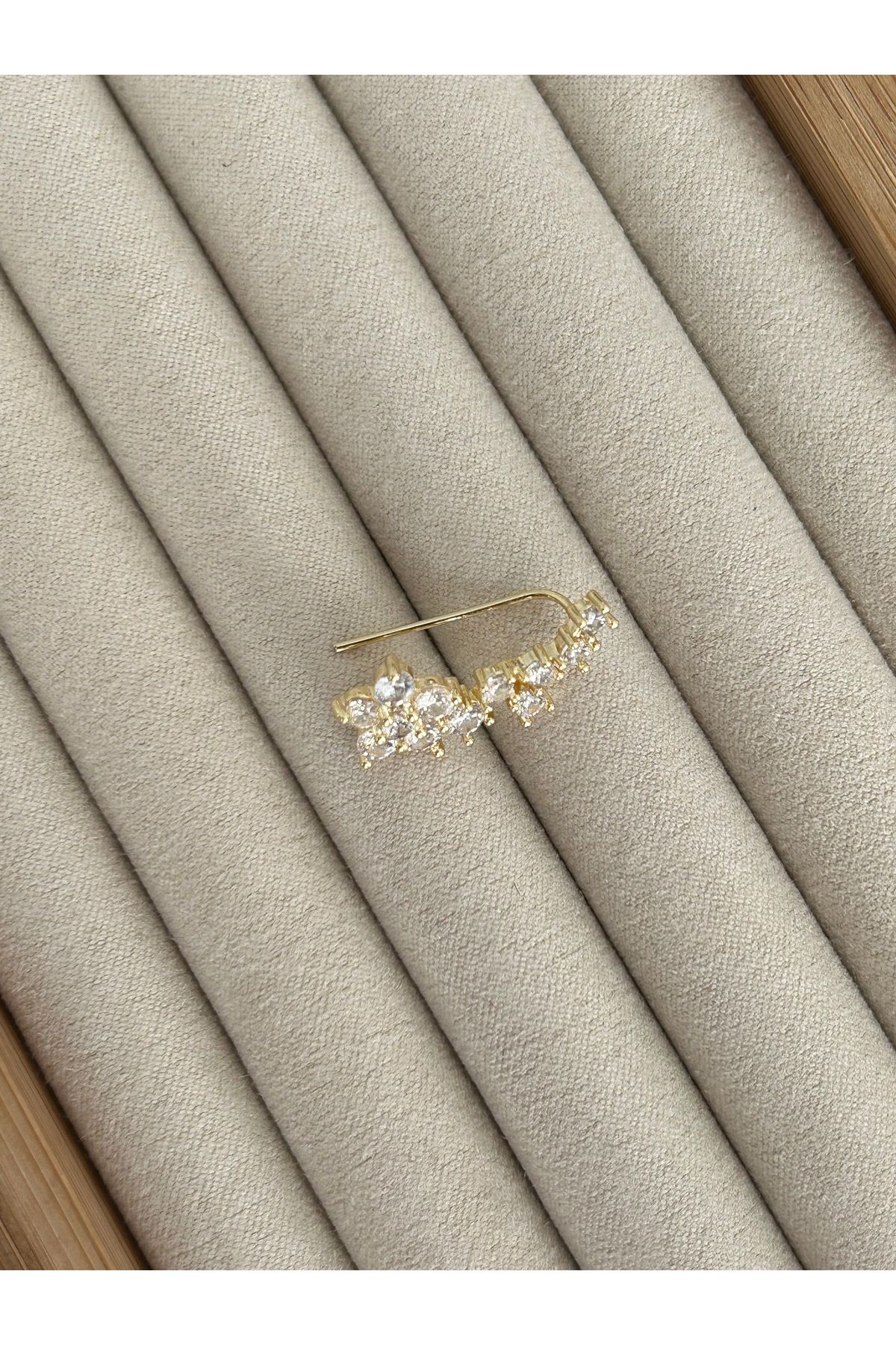 Gold Sıralı Çiçek Taşlı Kıkırdak Küpe Earcuff