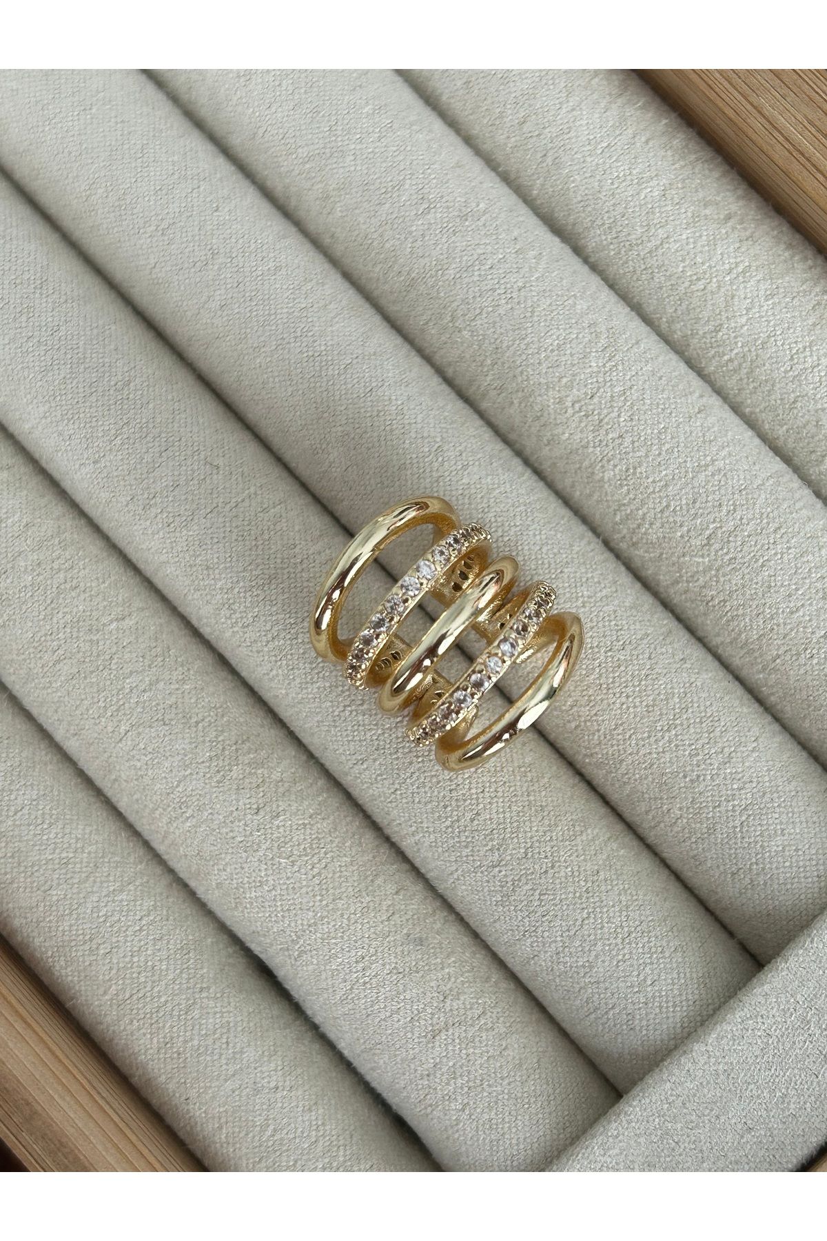 Gold Sıralı Taşlı Kıkırdak Küpe Earcuff