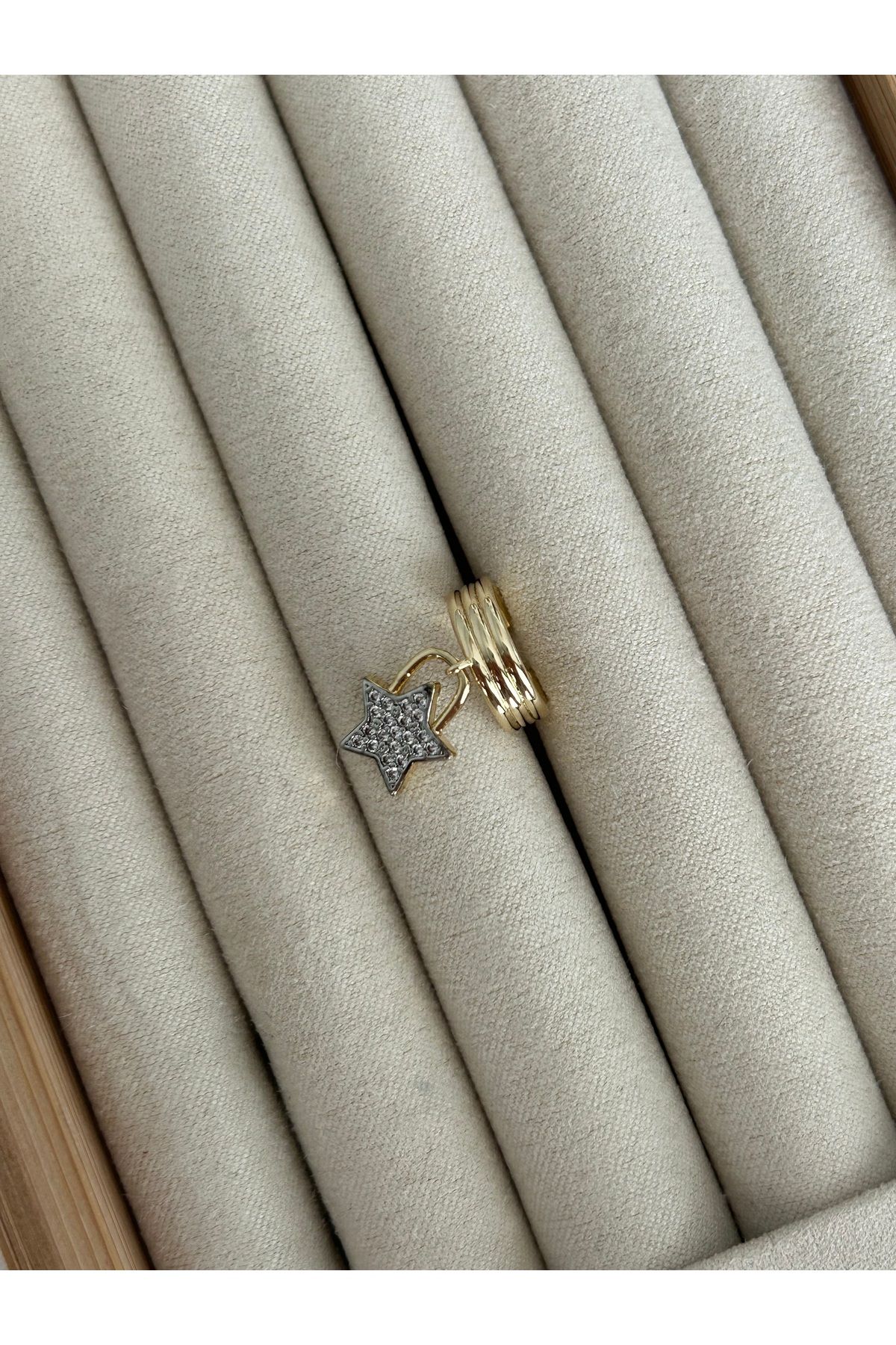 Gold Sallantılı Yıldızlı Taşlı Kıkırdak Küpe Earcuff