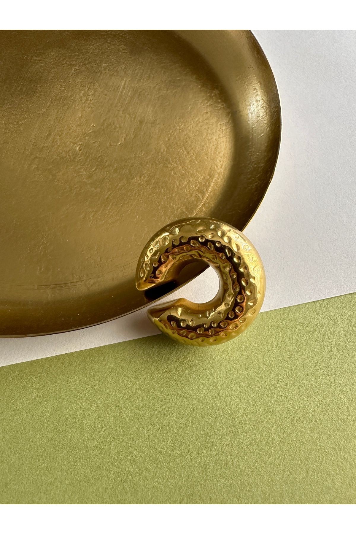 Gold Desenli Bombeli Çelik Kararmaz Paslanmaz Kıkırdak Küpe Earcuff