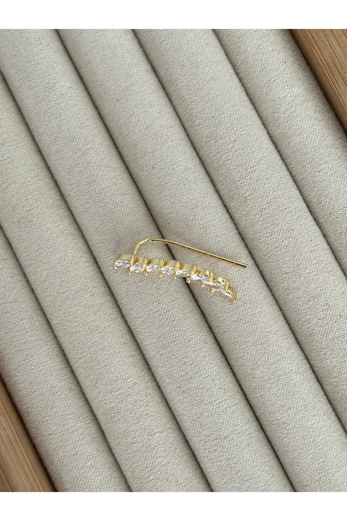 Gold Sıra Taşlı Kıkırdak Küpe Earcuff