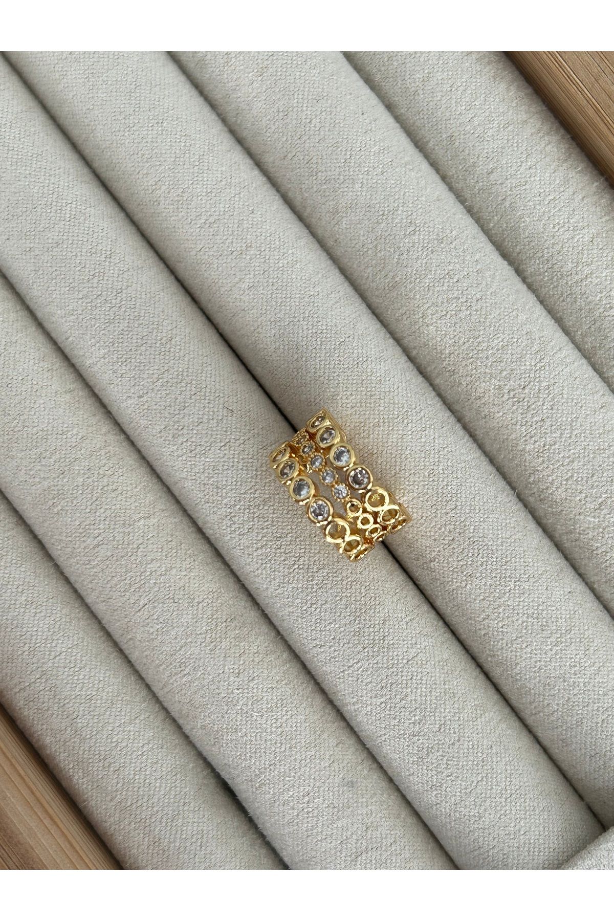 Gold Sıra Nokta Taşlı Kıkırdak Küpe Earcuff