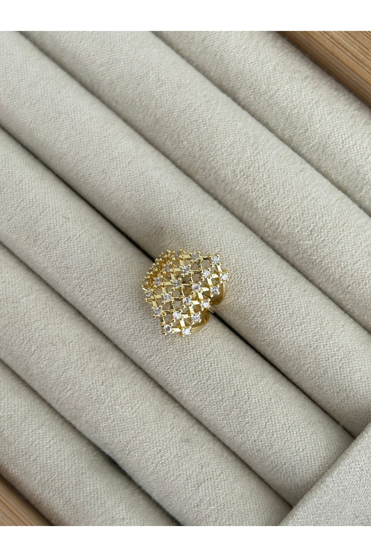 Gold Taşlı Petek Kıkırdak Küpe Earcuff