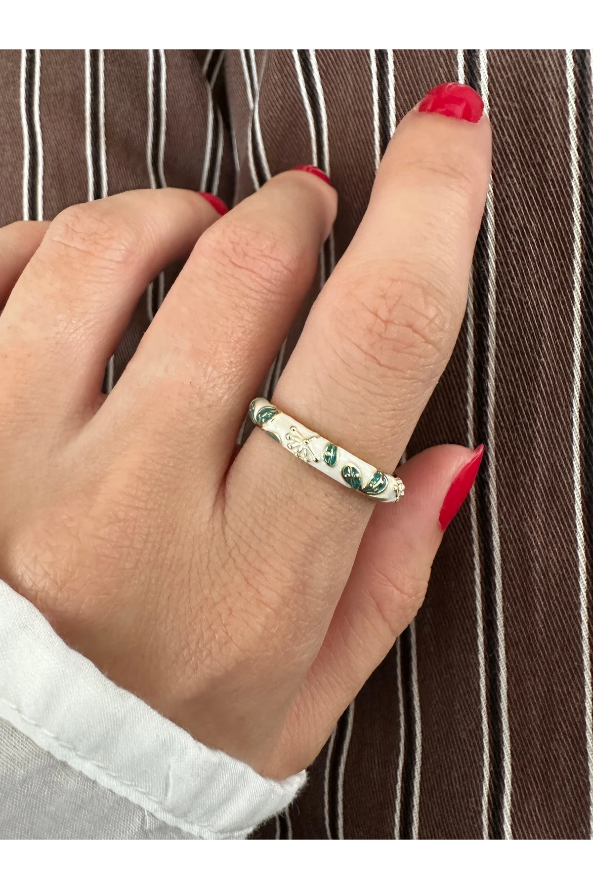 Mineli Yaprak Desenli İnce Yüzük