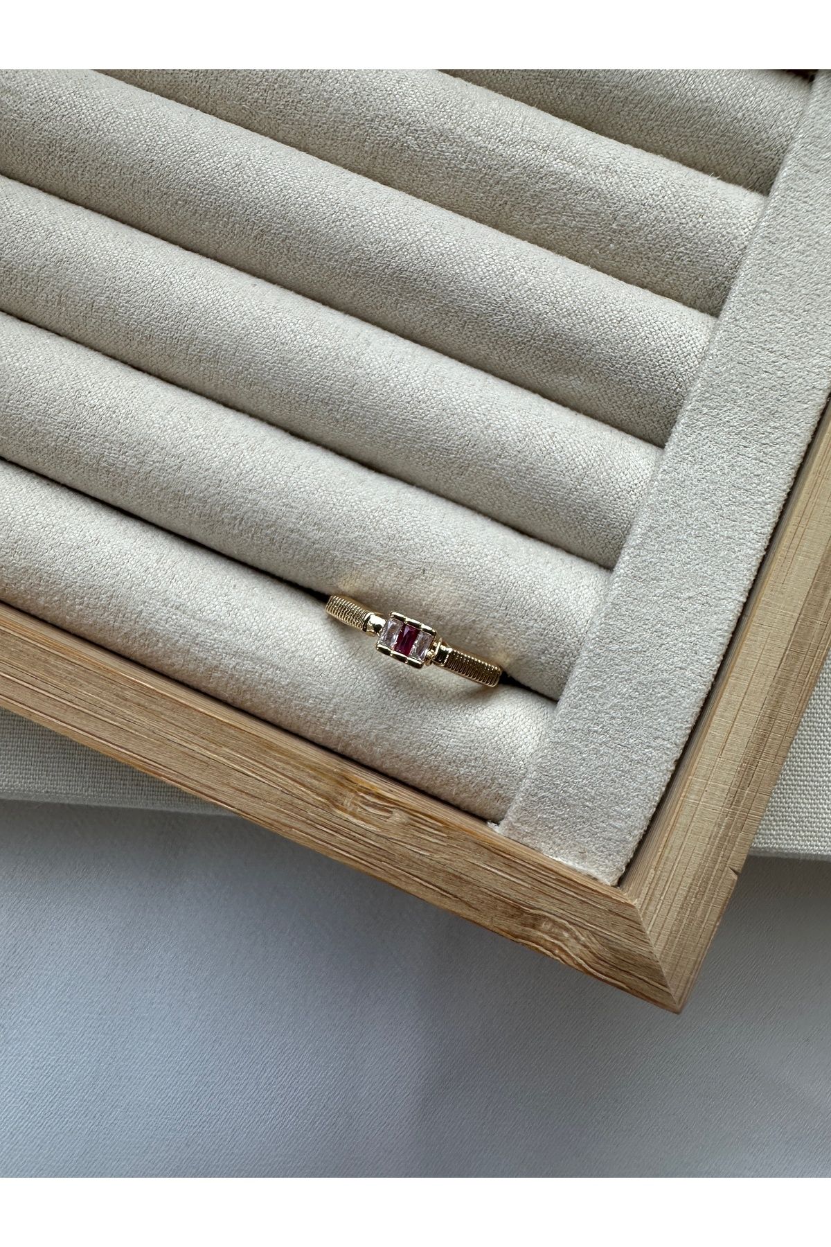 Köşeli Fuşya Taşlı Yüzük