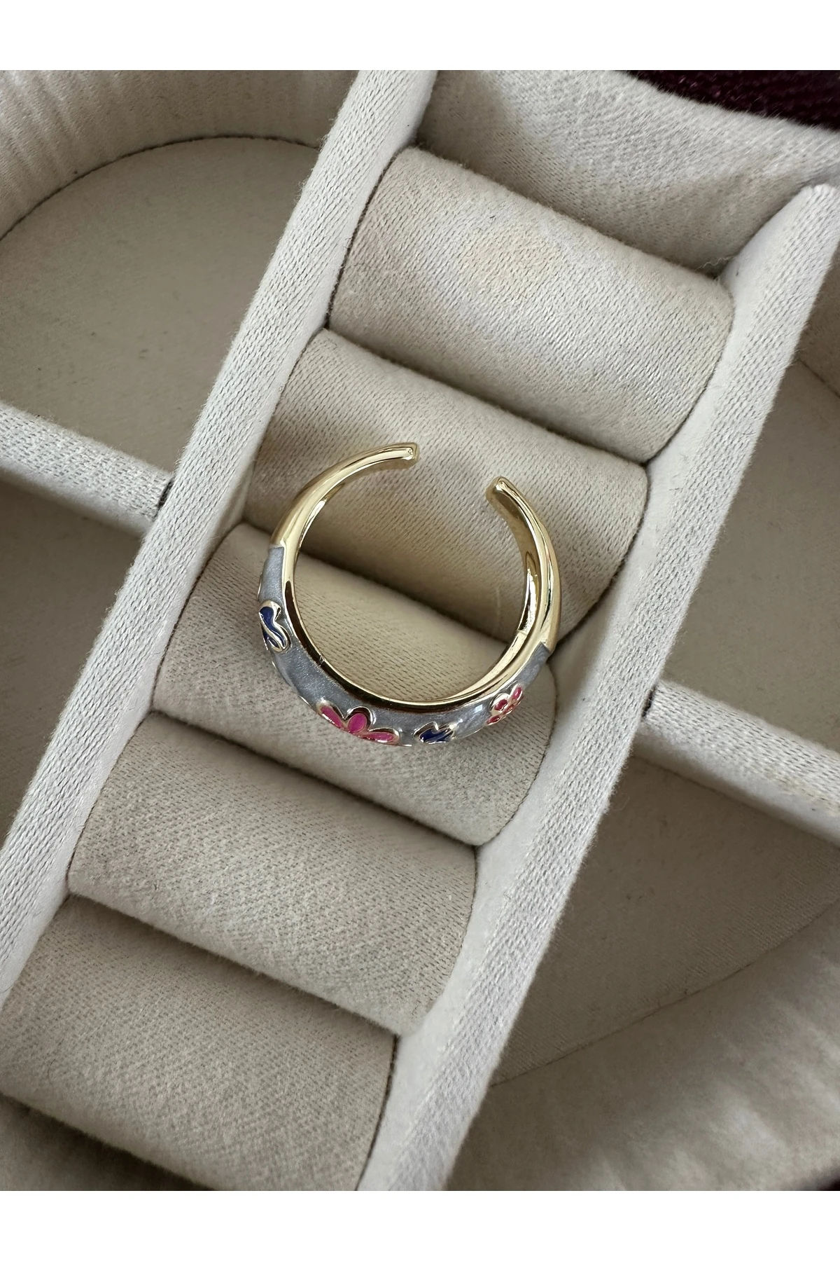 Beyaz Mineli Çiçek Desenli Ayarlanabilir Yüzük