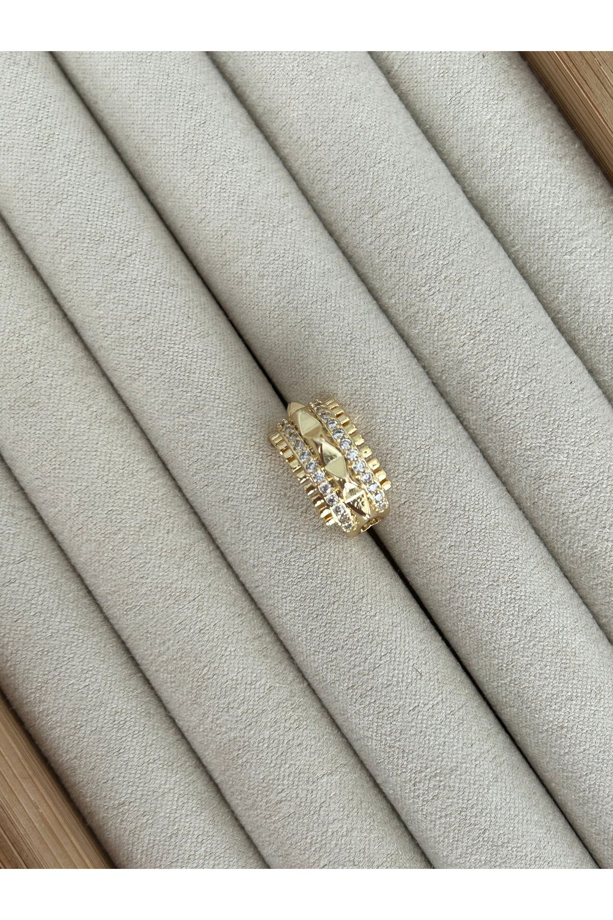 Gold Zımbalı Taşlı Kıkırdak Küpe Earcuff