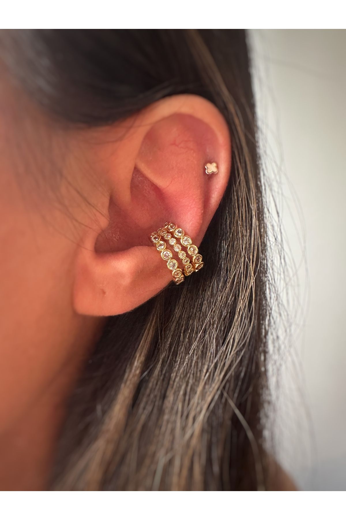 Gold Sıra Nokta Taşlı Kıkırdak Küpe Earcuff